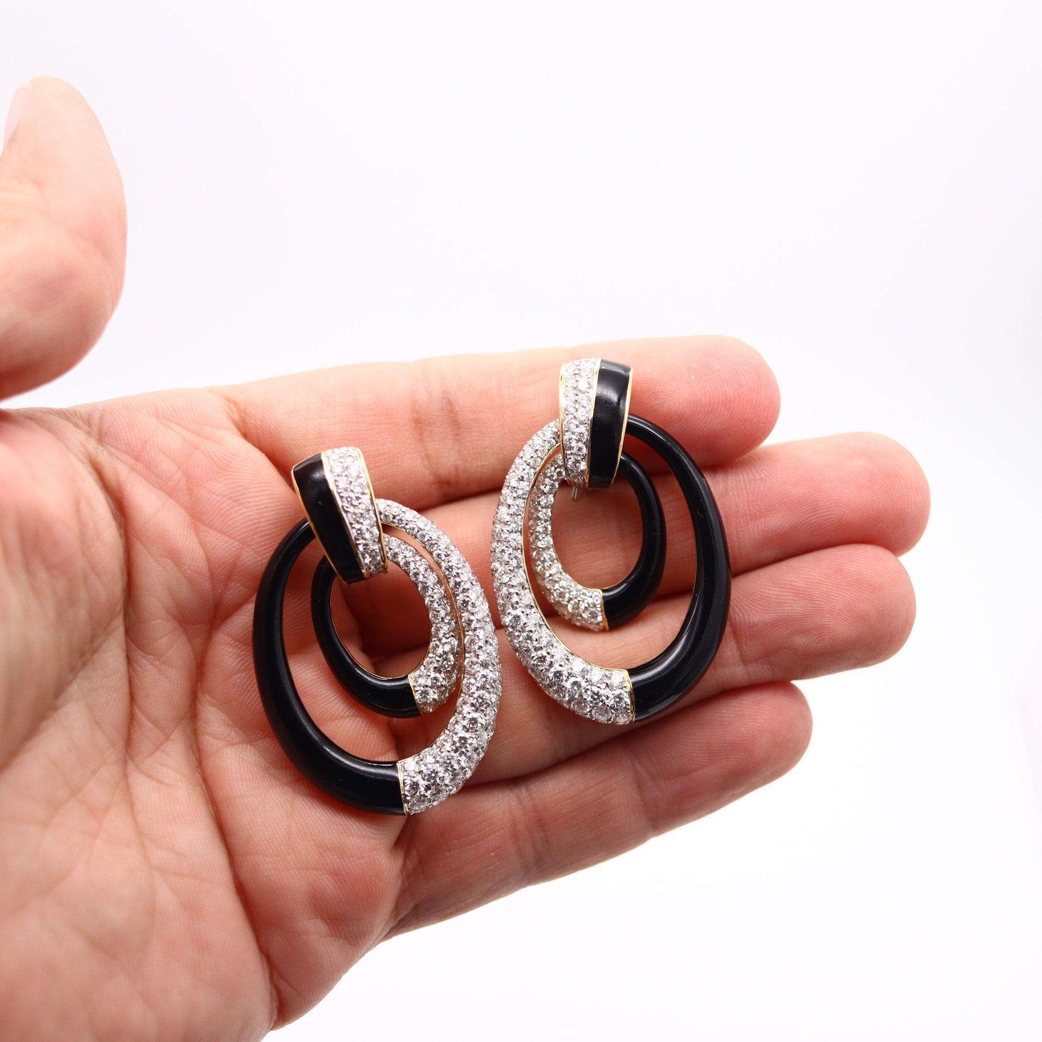 PERSEPHONE Orecchini pendenti smaltati in oro 18Kt con 8,19 carati di diamanti In condizioni ottime in vendita a Miami, FL