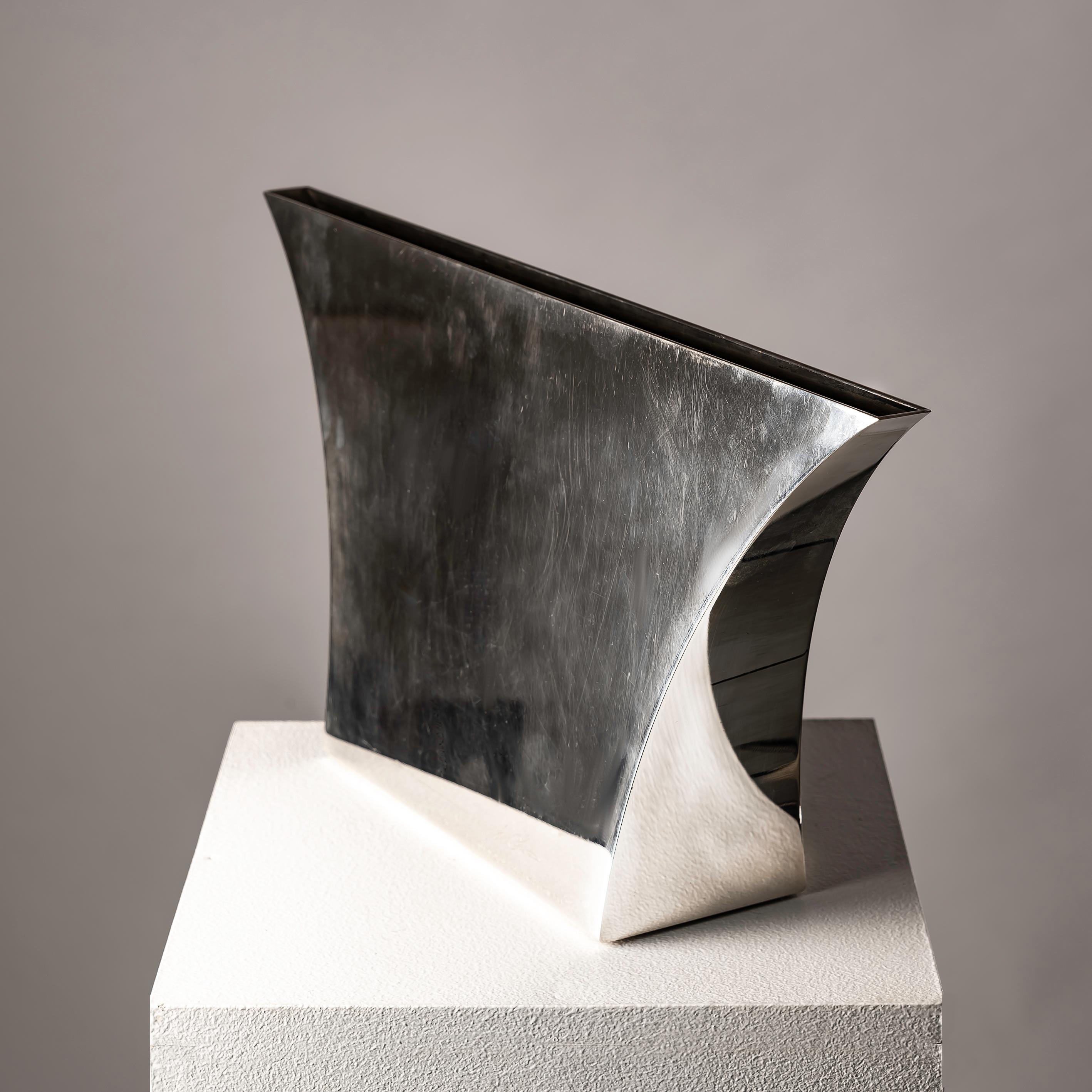 Le vase Persepoli de Lino Sabattini, fabriqué dans les années 1970, est une pièce unique et spéciale qui incarne l'essence de l'excellence du design italien. Sabattini, réputé pour son approche novatrice du travail du métal, a créé ce vase en tenant
