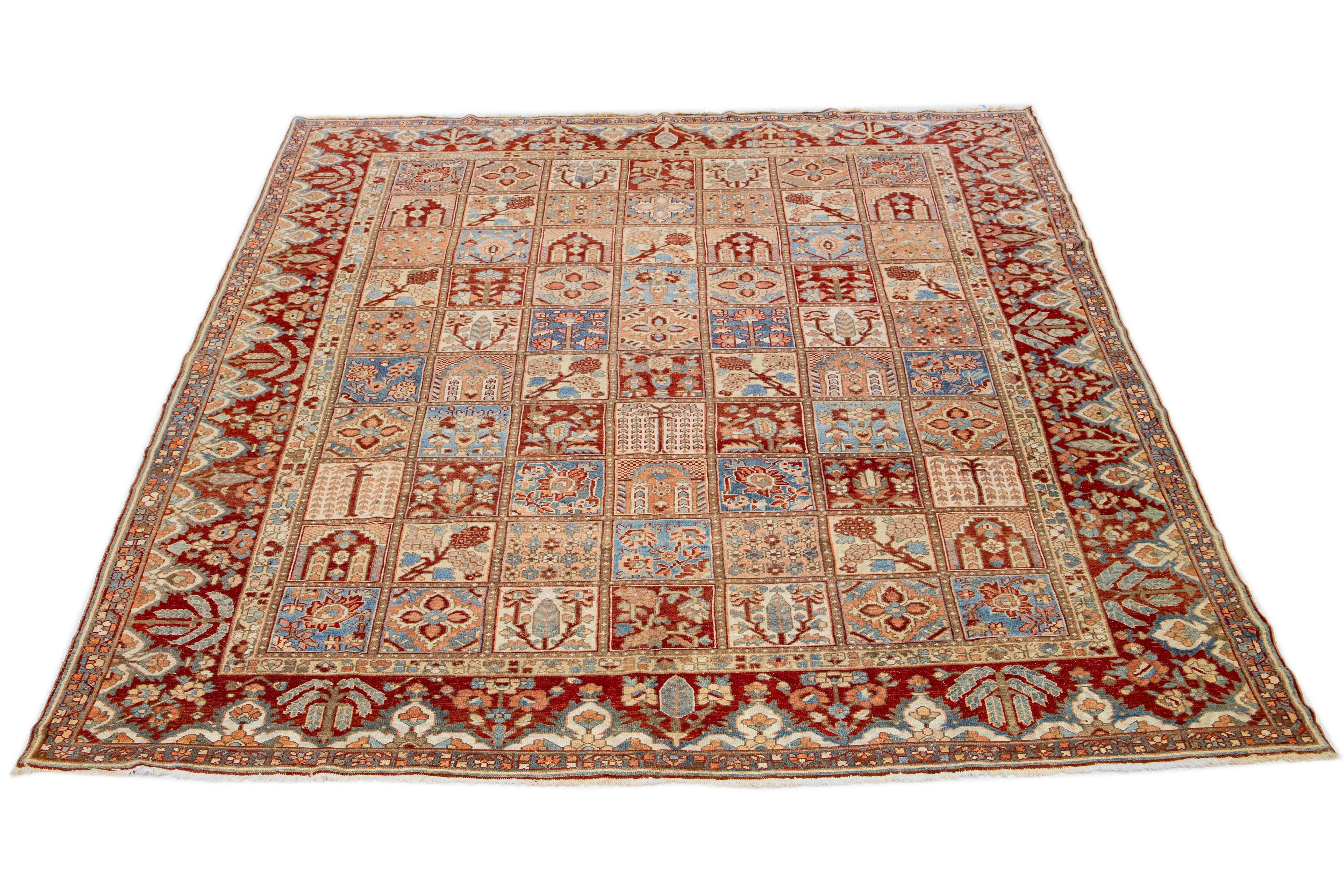 Schöner antiker Bachtiari-Teppich aus handgeknüpfter Wolle mit einem rostroten, blauen, beigen und pfirsichfarbenen Farbfeld. Dieses persische Stück hat ein klassisches florales Muster.

Dieser Teppich misst 11' x 13'3