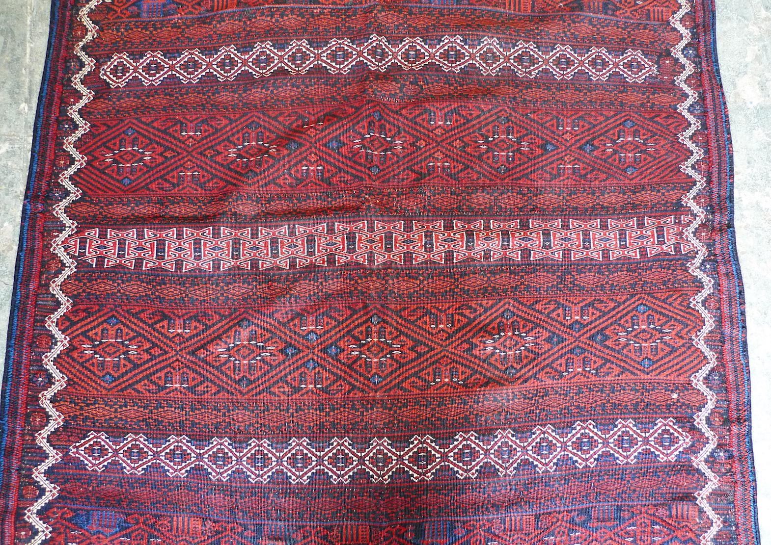 Persian 1940s Balochistan Soumak Flatweave Wool Rug In Distressed Condition For Sale In Santa Monica, CA