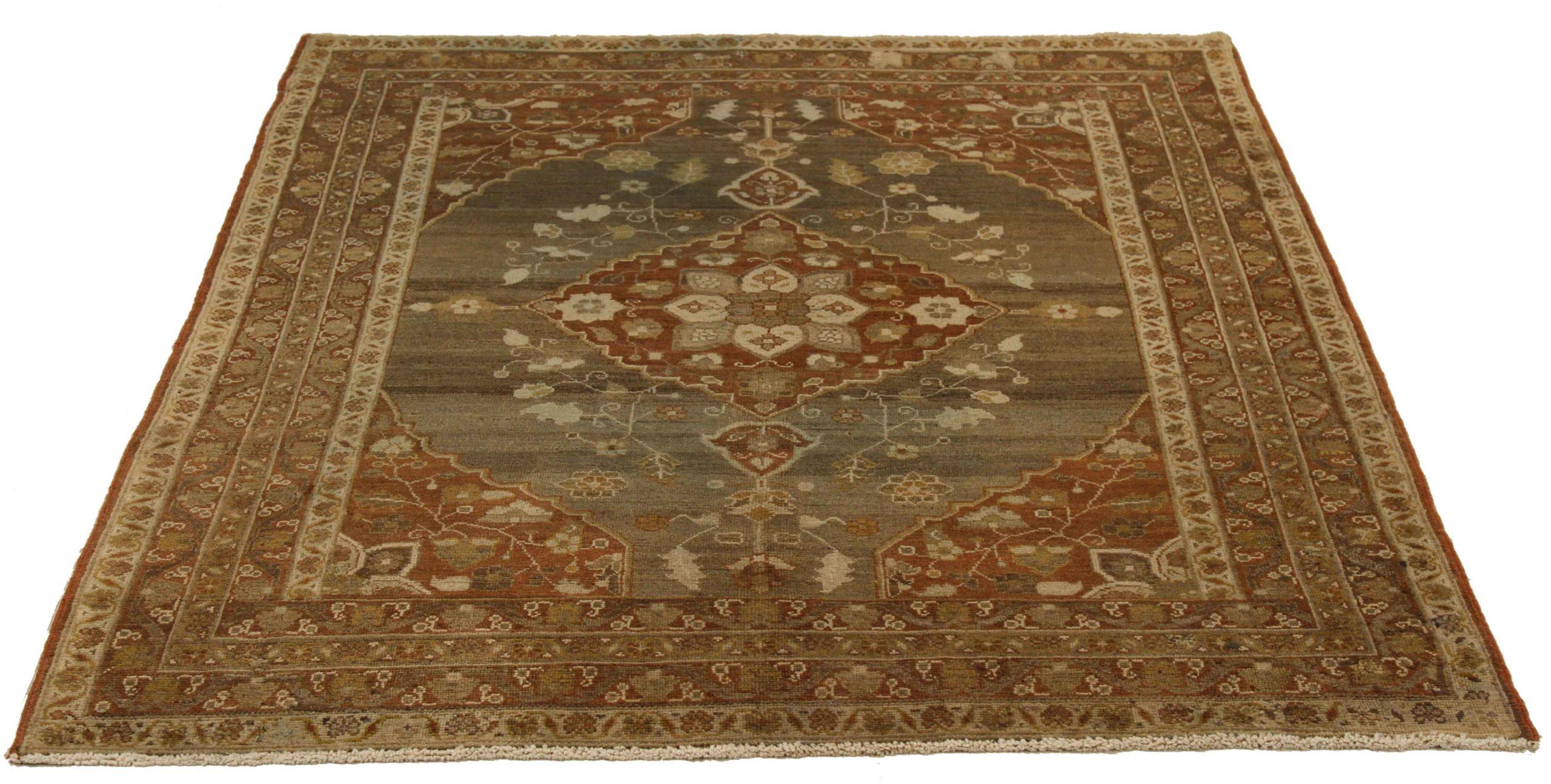 Entdecken Sie die Eleganz des persischen Afshar mit Teppichen von CIRCA 1880. Dieses exklusive Design, das mit viel Liebe zum Detail entworfen wurde, ist perfekt, um Ihren Raum zu verschönern.