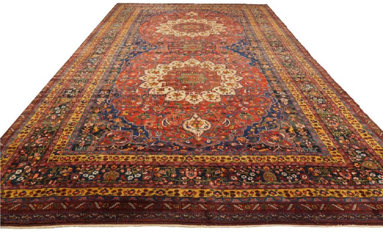 Entdecken Sie die Eleganz des persischen Afschar-Teppichs in Übergröße aus der Zeit um 1910. Dieses exklusive Design in den Farben Wolle und ElfenbeinMarineblauRotGelb ist perfekt, um Ihren Raum zu verschönern.