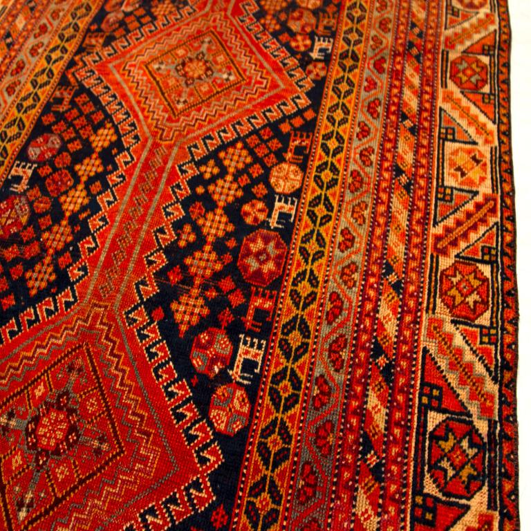 Scopri l'eleganza del tappeto persiano Afshar con caratteristiche di Runner Rug di CIRCA 1910. Progettato con la lana e il nero-rosso-giallo, questo design esclusivo è perfetto per valorizzare il tuo spazio.