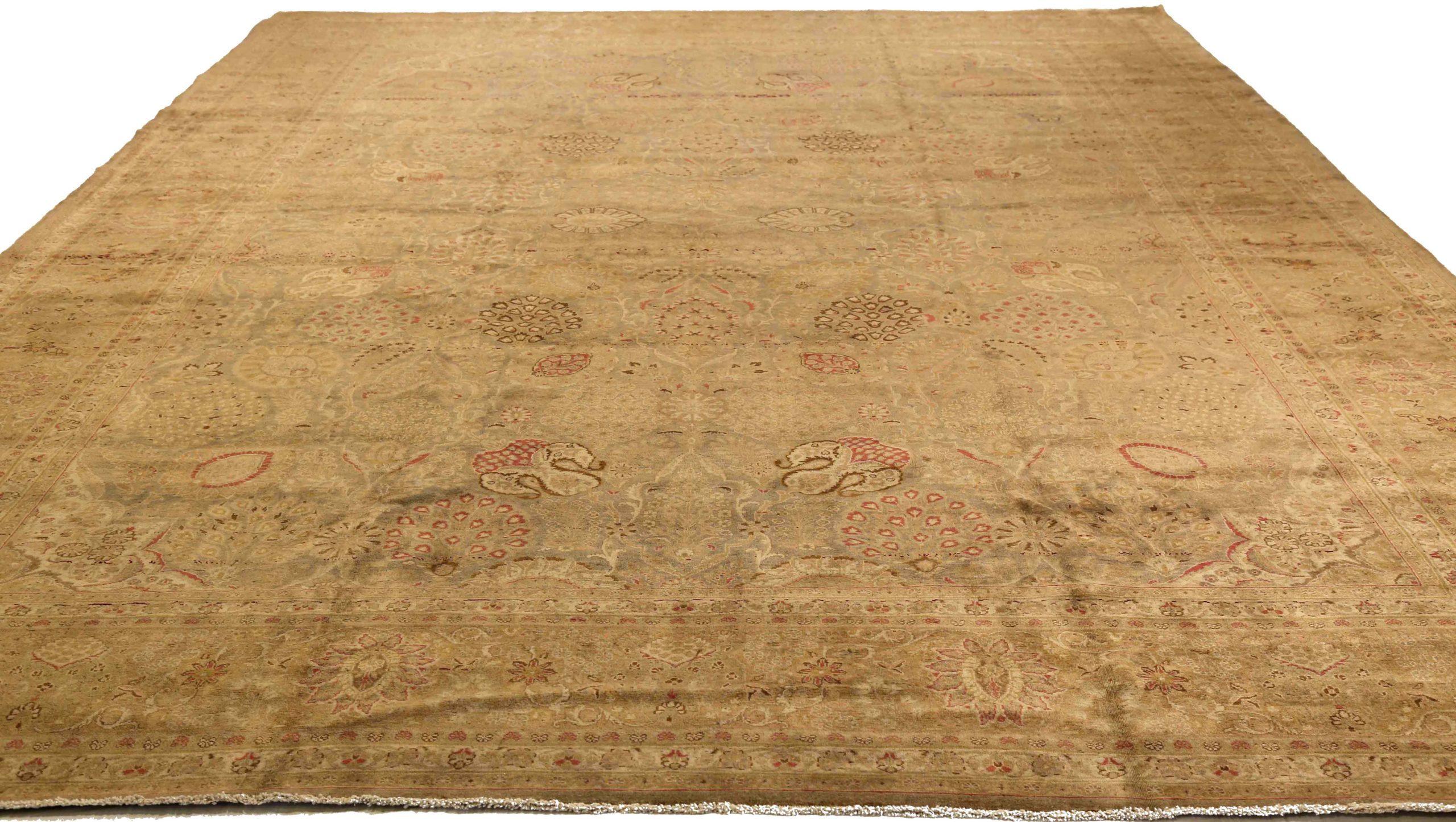 Scopri l'eleganza del tappeto persiano Agra, caratterizzato da un formato over size, CIRCA 1910. Progettato con lana e marrone-avorio-rosso, questo design esclusivo è perfetto per valorizzare il tuo spazio.