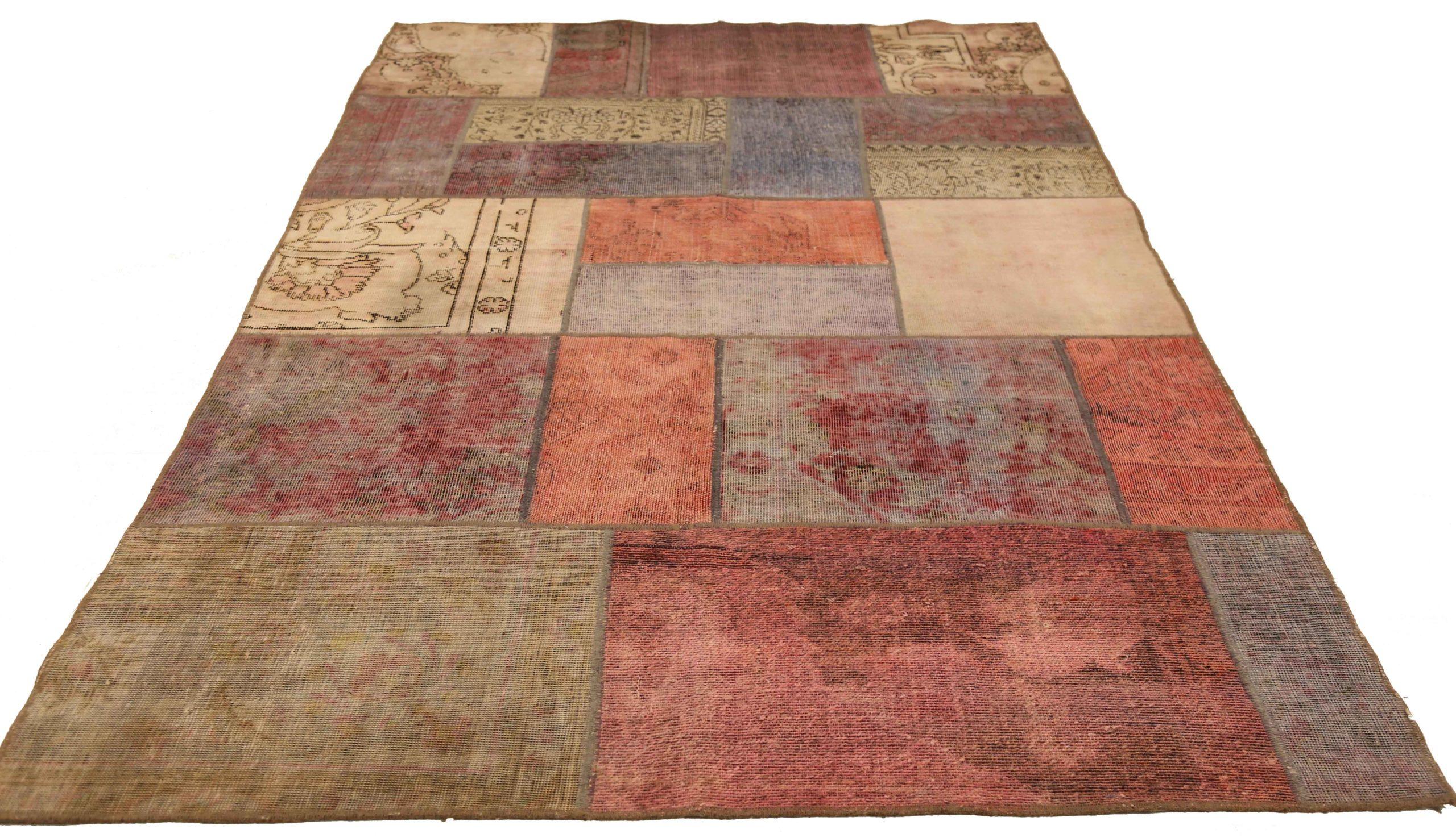 Découvrez l'élégance des tapis persans anciens de Circa 1880. Conçu avec une attention méticuleuse aux détails, ce design exclusif est parfait pour mettre en valeur votre espace.