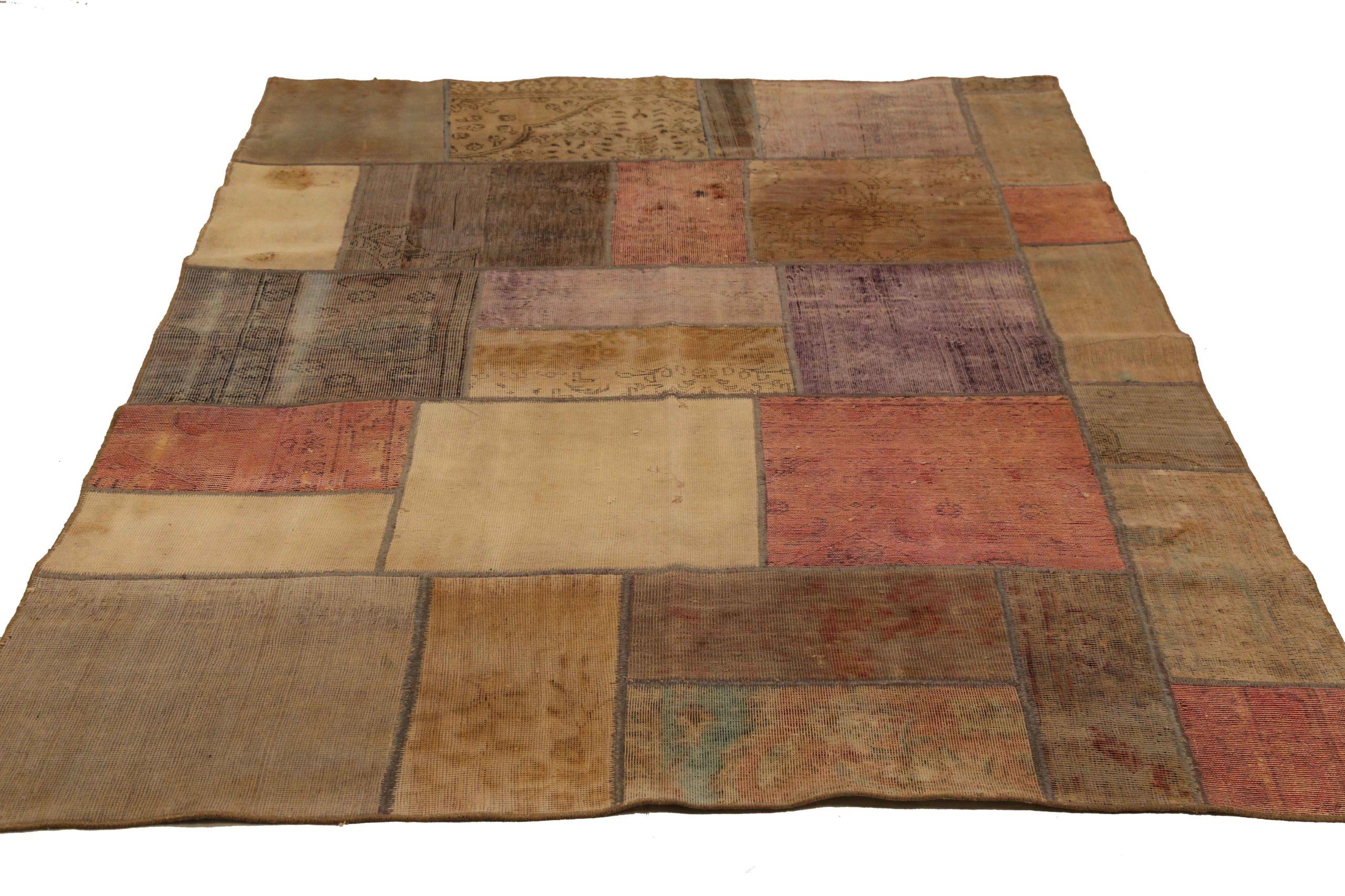 Découvrez l'élégance des tapis persans anciens de Circa 1880. Conçu avec une attention méticuleuse aux détails, ce design exclusif est parfait pour mettre en valeur votre espace.
