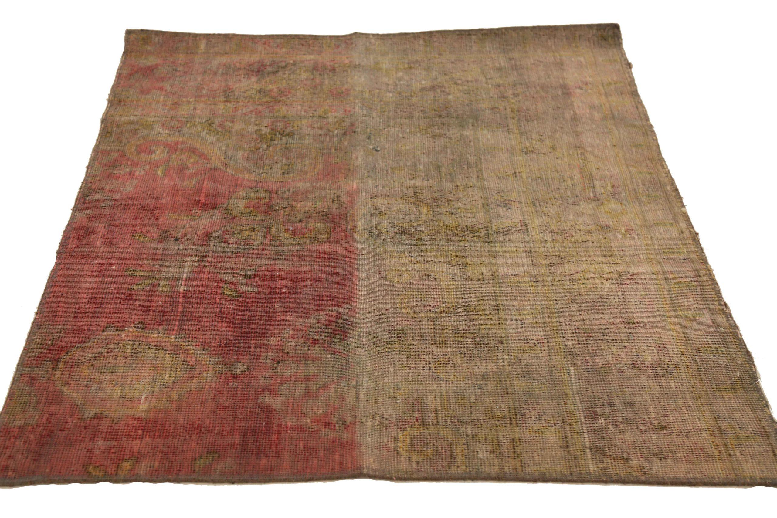 Découvrez l'élégance des tapis persans anciens de Circa 1880. Conçu avec une attention méticuleuse aux détails, ce design exclusif est parfait pour mettre en valeur votre espace.