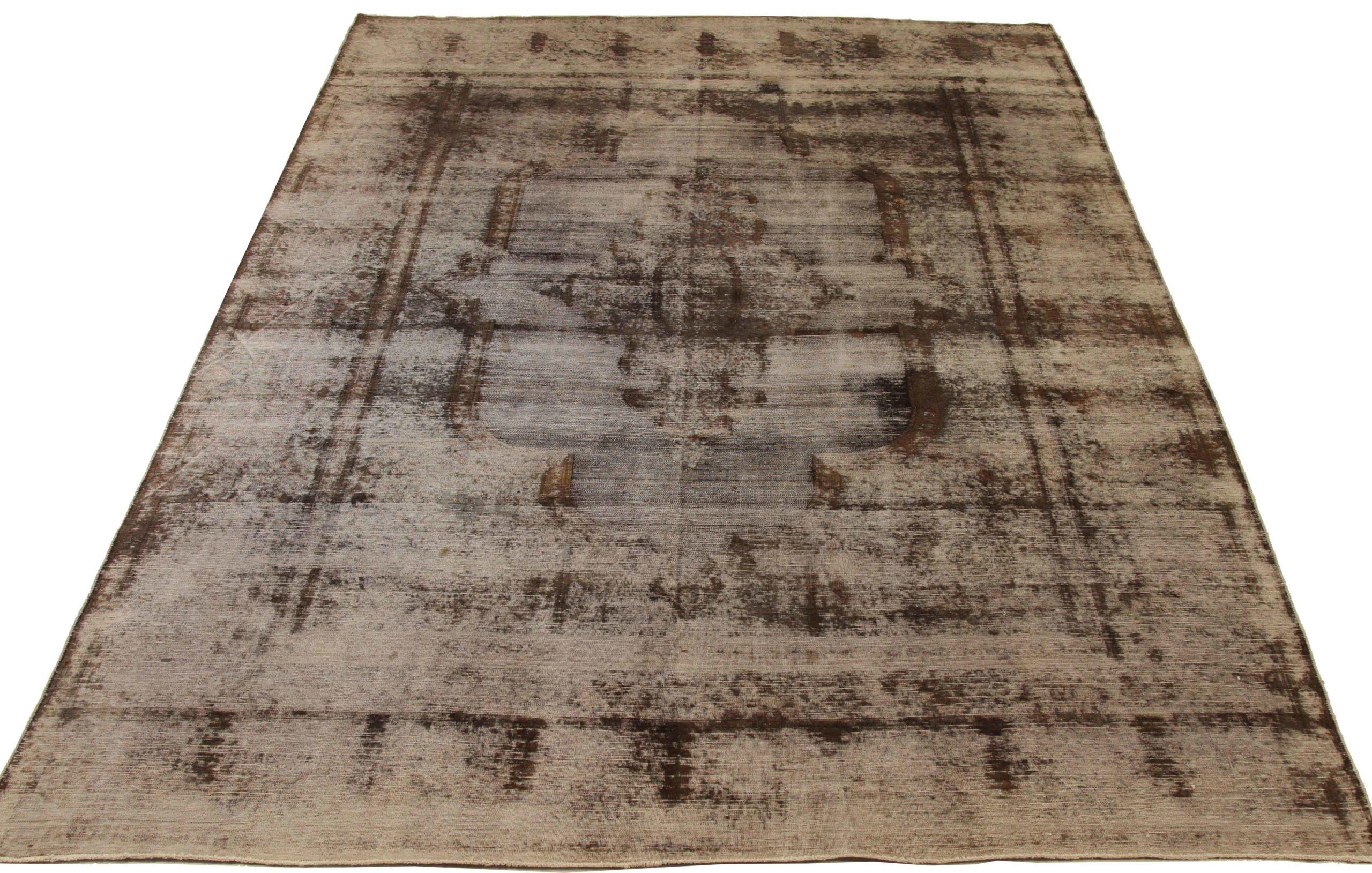Découvrez l'élégance des tapis persans anciens. Conçu avec une attention méticuleuse aux détails, ce design exclusif est parfait pour mettre en valeur votre espace.