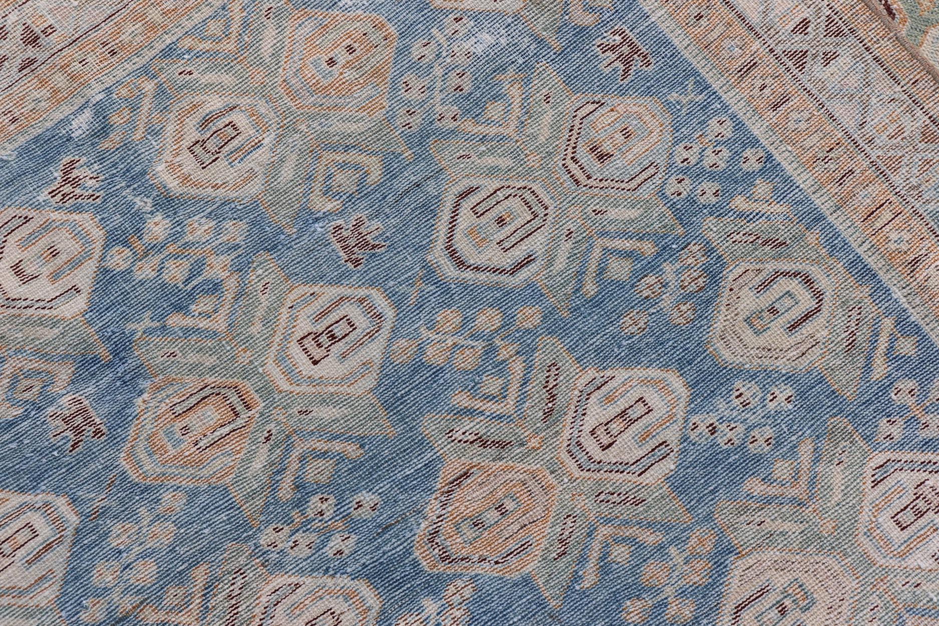 Tapis persan ancien Afshar à fond bleu clair avec motifs floraux tribaux  en vente 2