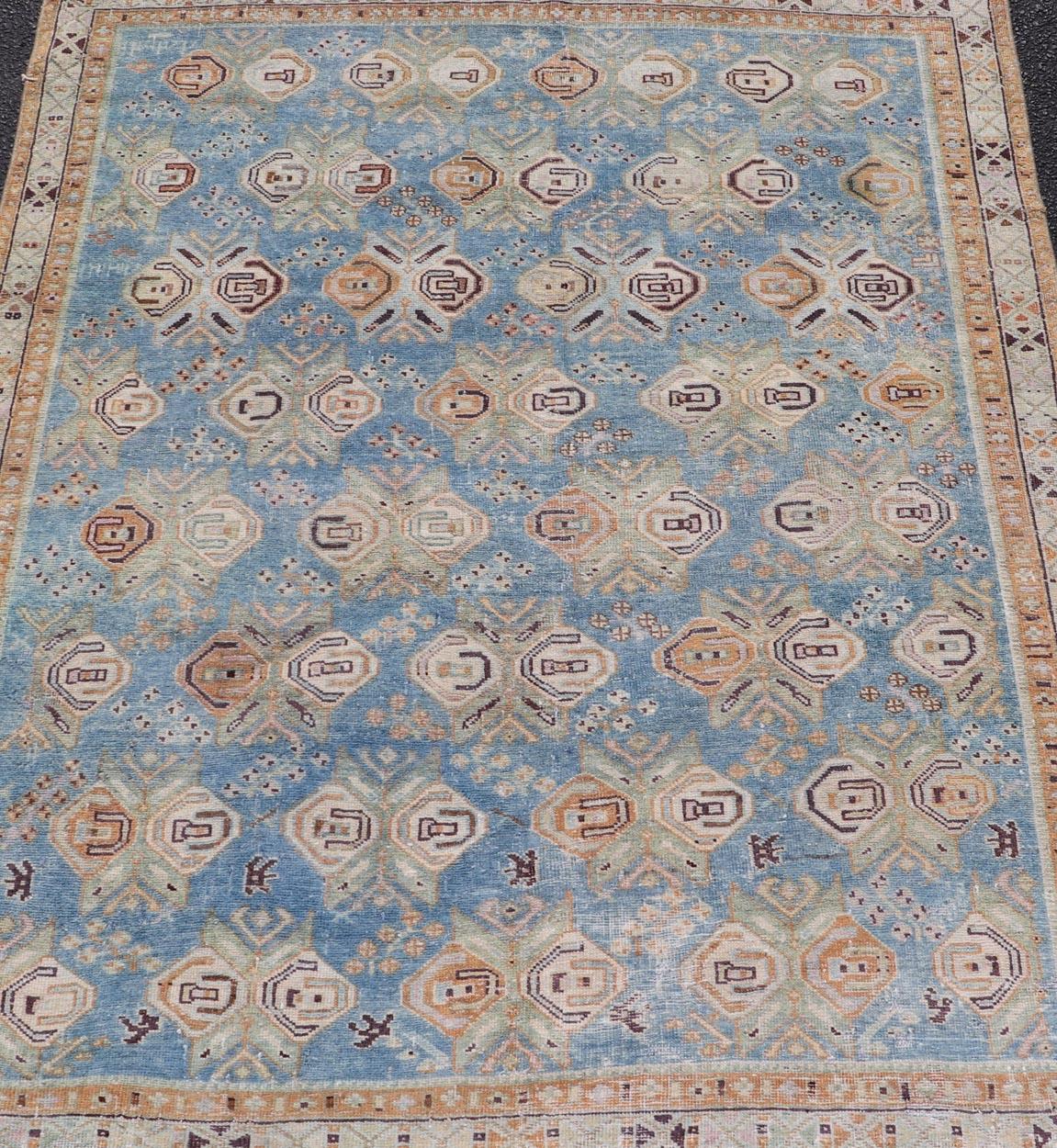 Tapis persan ancien Afshar à fond bleu clair avec motifs floraux tribaux. Keivan Woven Arts / tapis EMB-22196-15093, origine/Iran début du XXe siècle. Afshar
Mesures : 4'1 x 5'0 
Tissé à la main par un artisan de la tribu des Afshar, dans le sud-est