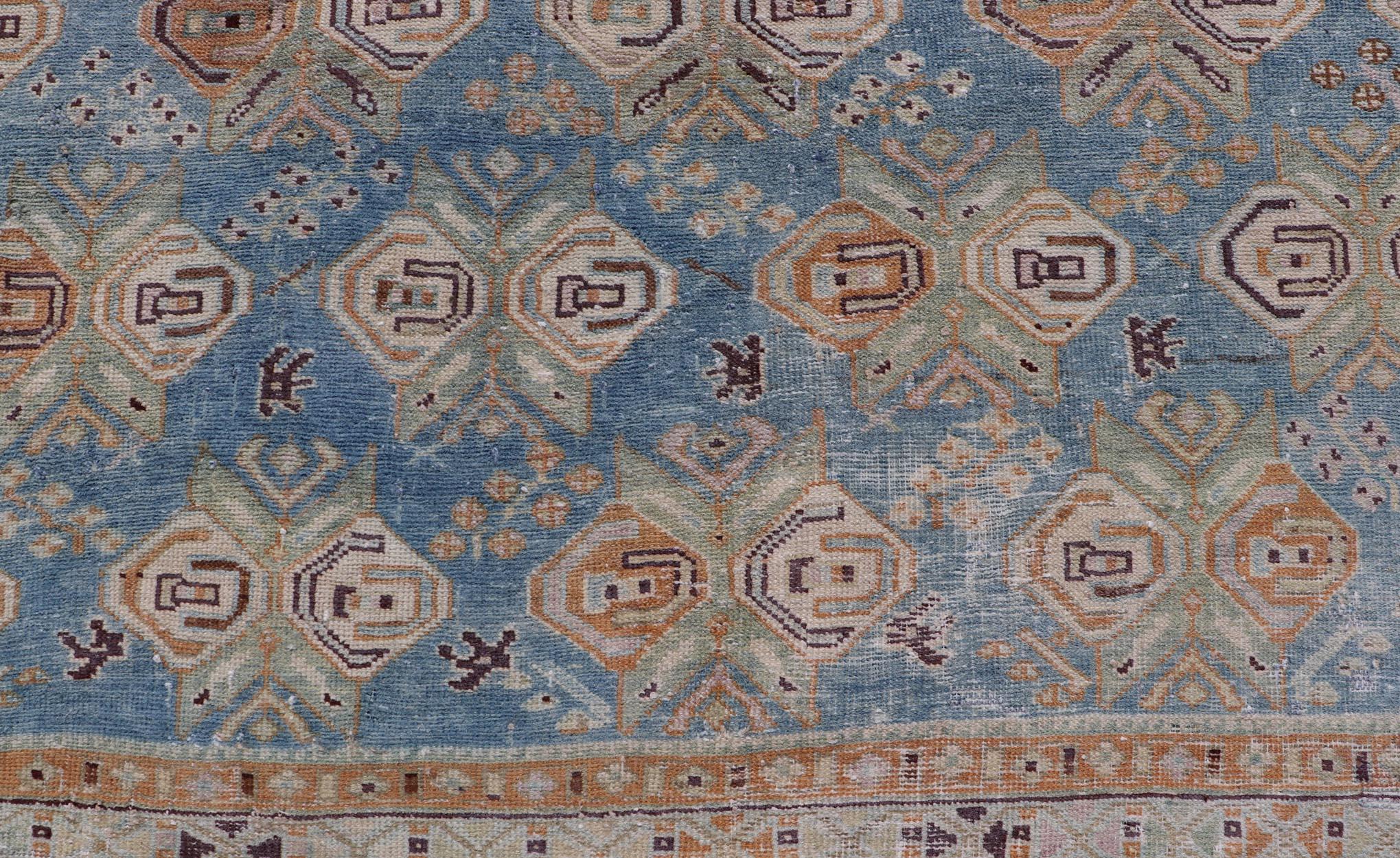 Noué à la main Tapis persan ancien Afshar à fond bleu clair avec motifs floraux tribaux  en vente