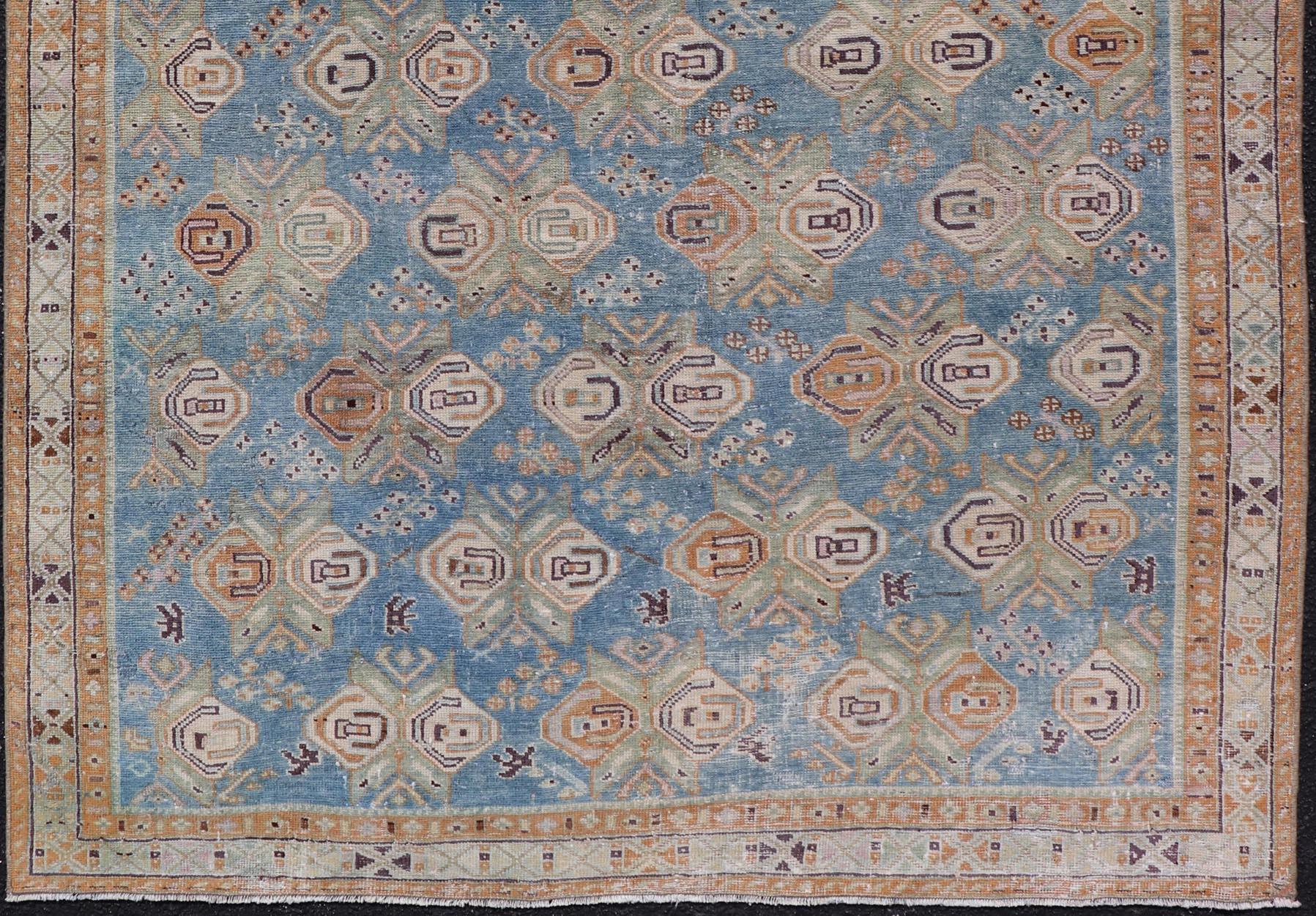 Tapis persan ancien Afshar à fond bleu clair avec motifs floraux tribaux  en vente 1