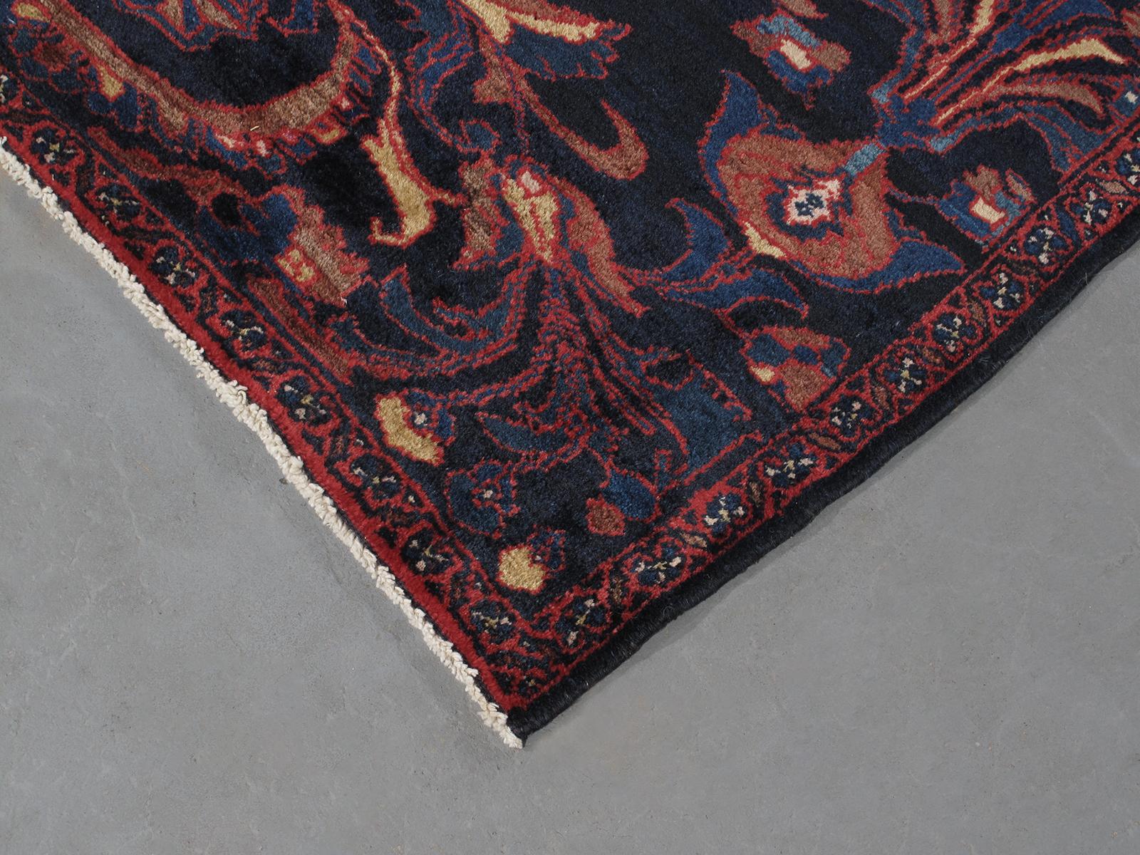 Persian Antique Bakhtiari Rug In Good Condition For Sale In New York, NY