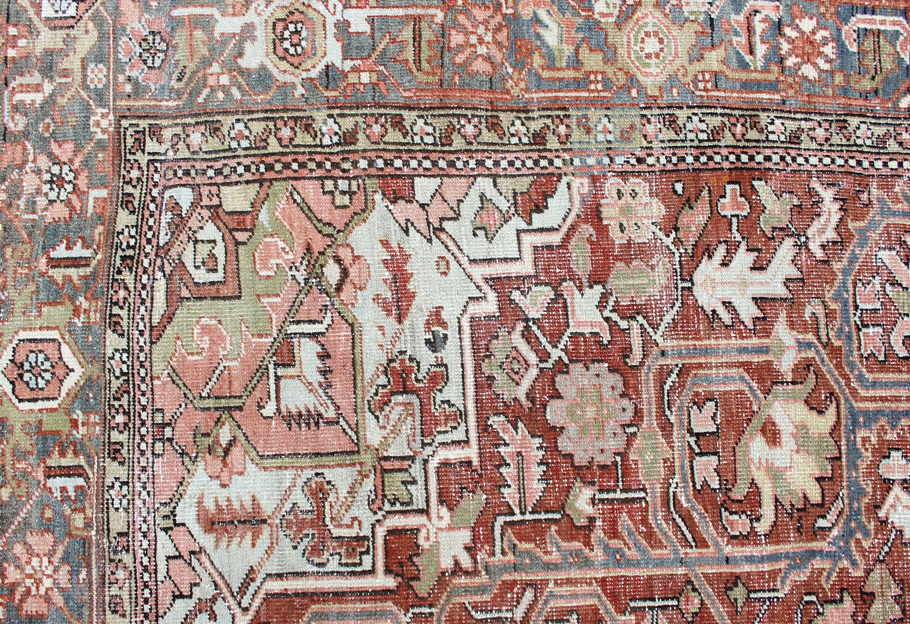 Persischer antiker Heriz in zartem Rot, Grau Blau, Blassgrün und geometrischem Design im Angebot 3