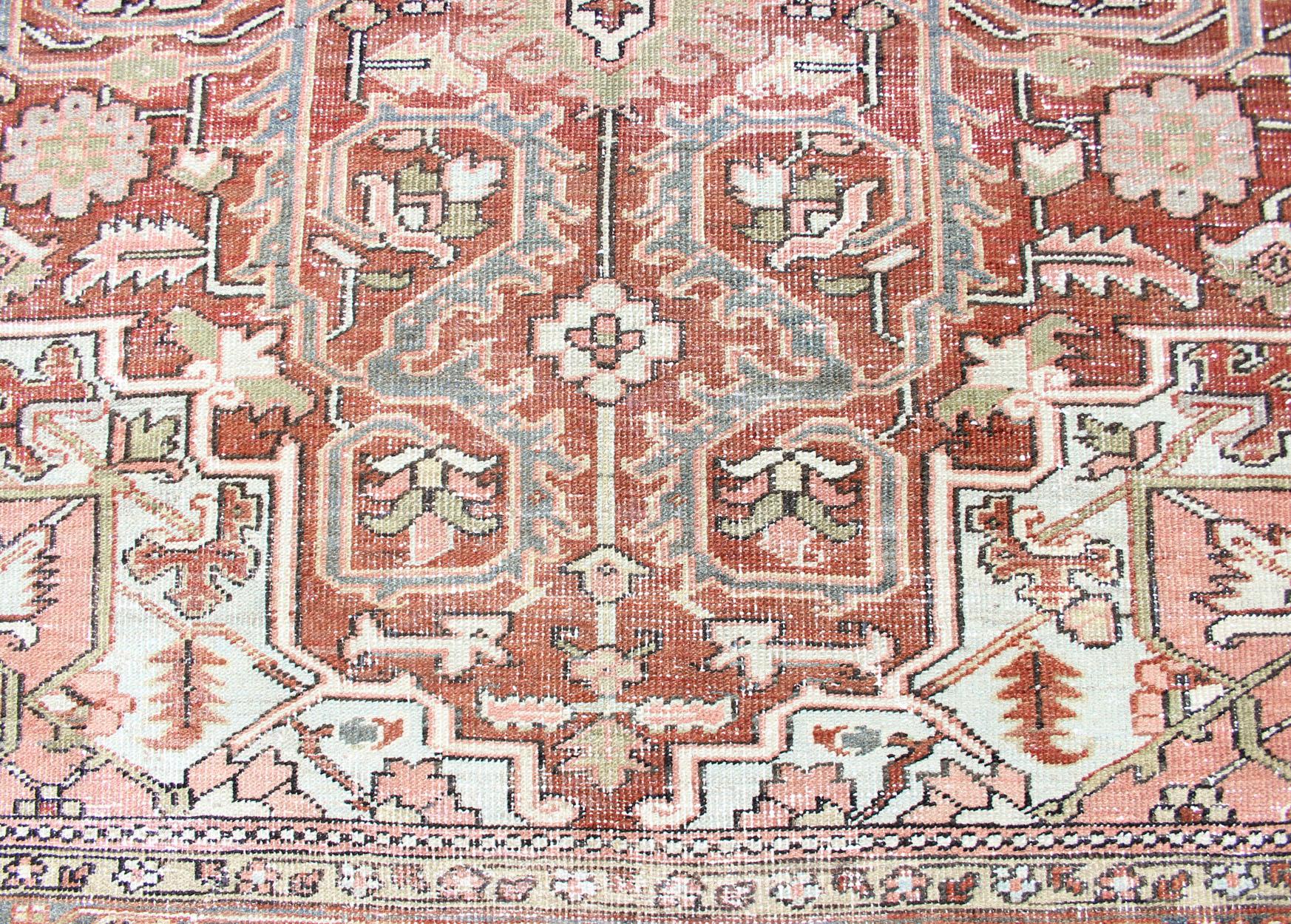 Persischer antiker Heriz in zartem Rot, Grau Blau, Blassgrün und geometrischem Design im Angebot 4