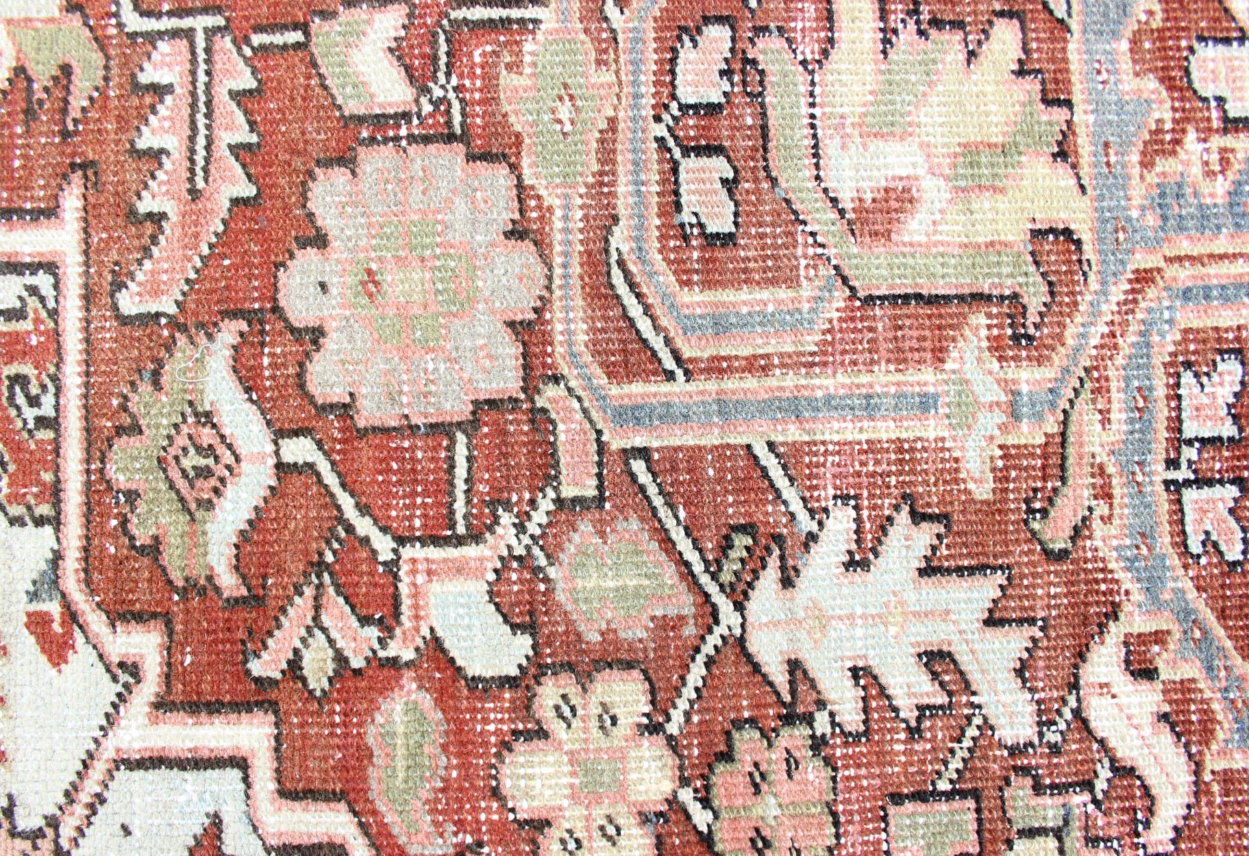 Persischer antiker Heriz in zartem Rot, Grau Blau, Blassgrün und geometrischem Design im Angebot 5