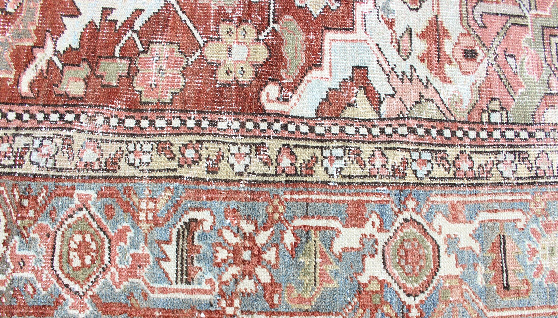 Persischer antiker Heriz in zartem Rot, Grau Blau, Blassgrün und geometrischem Design im Angebot 6