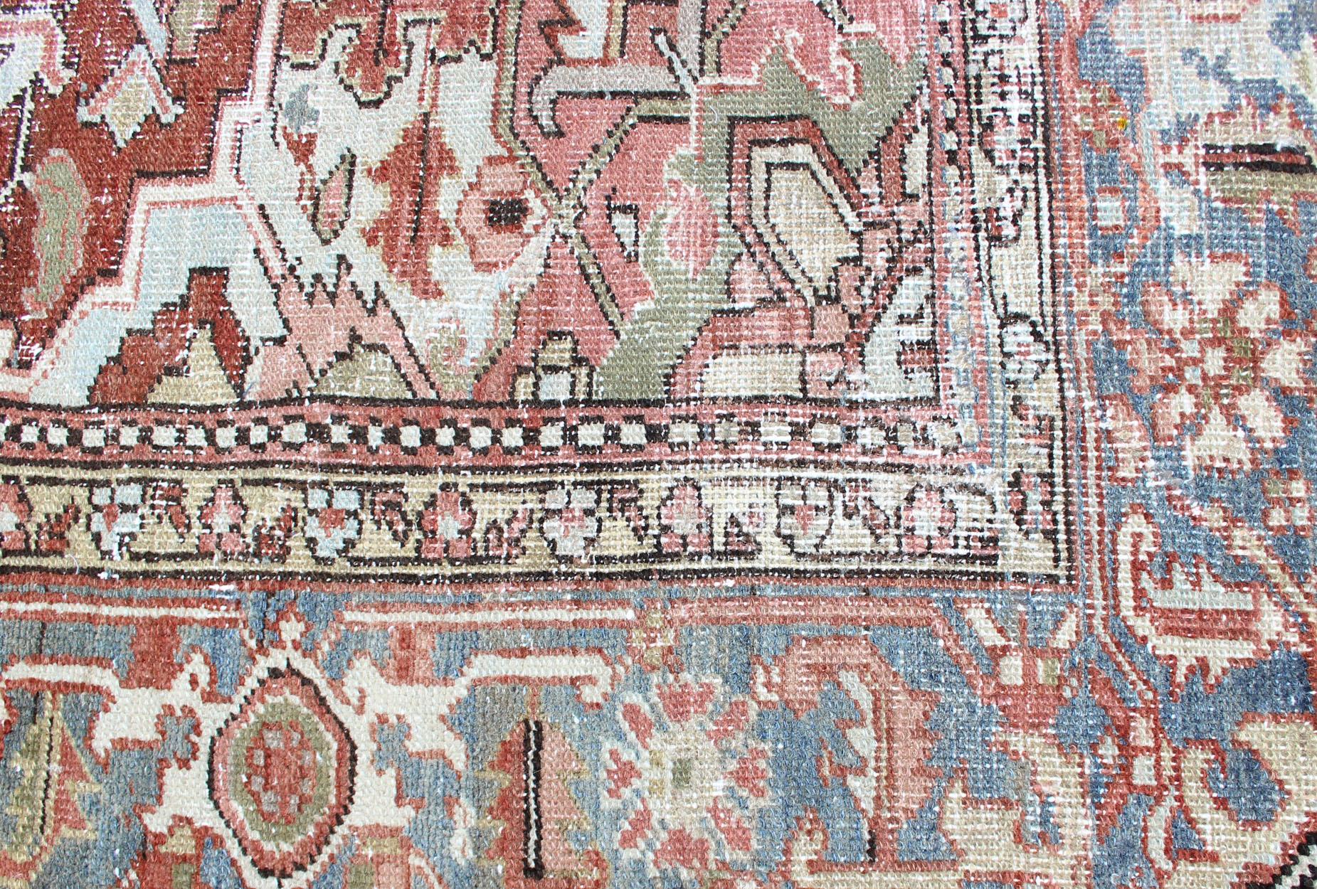 Persischer antiker Heriz in zartem Rot, Grau Blau, Blassgrün und geometrischem Design im Angebot 7