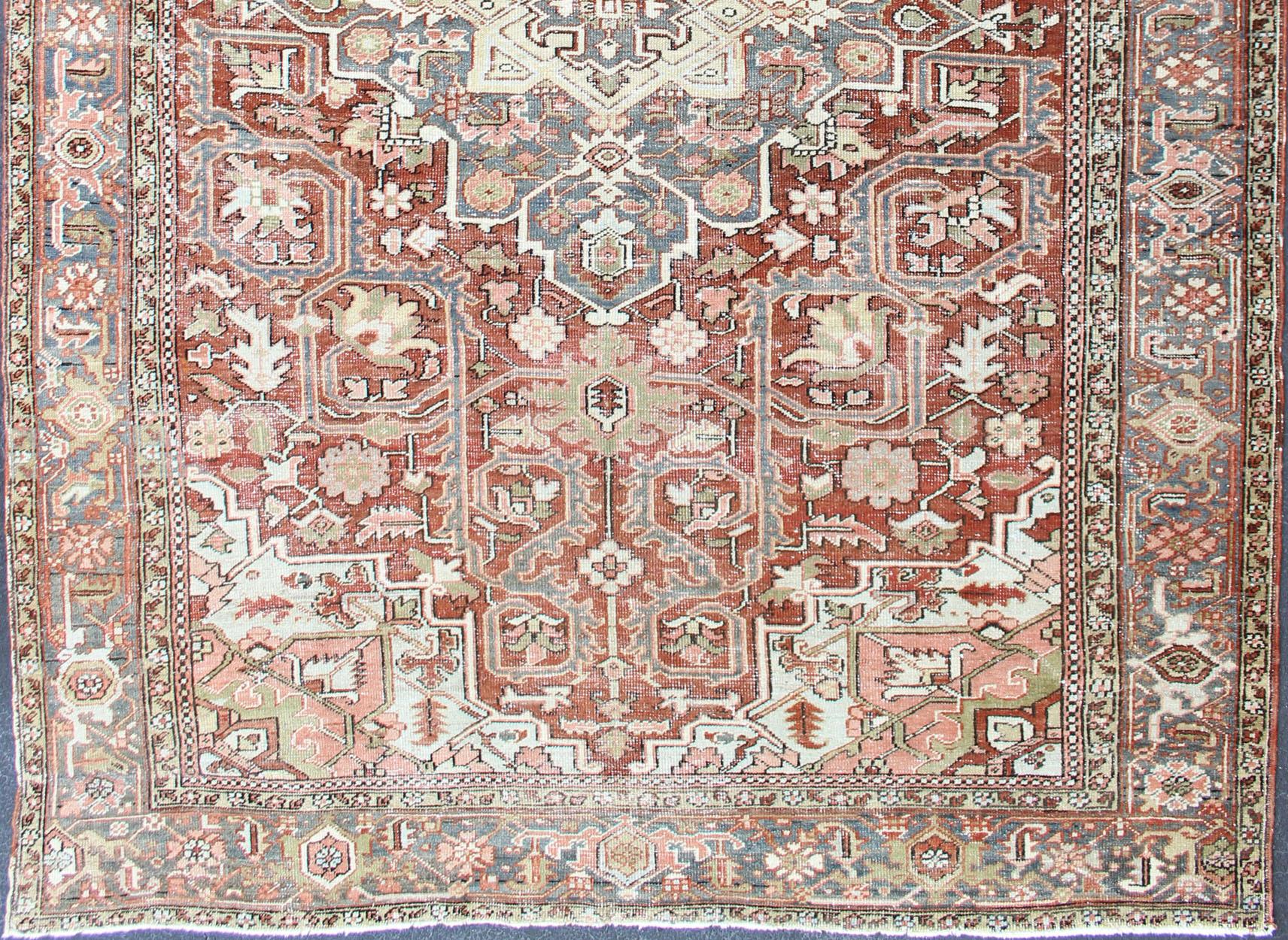 Persischer antiker Heriz in zartem Rot, Grau Blau, Blassgrün und geometrischem Design im Angebot 10