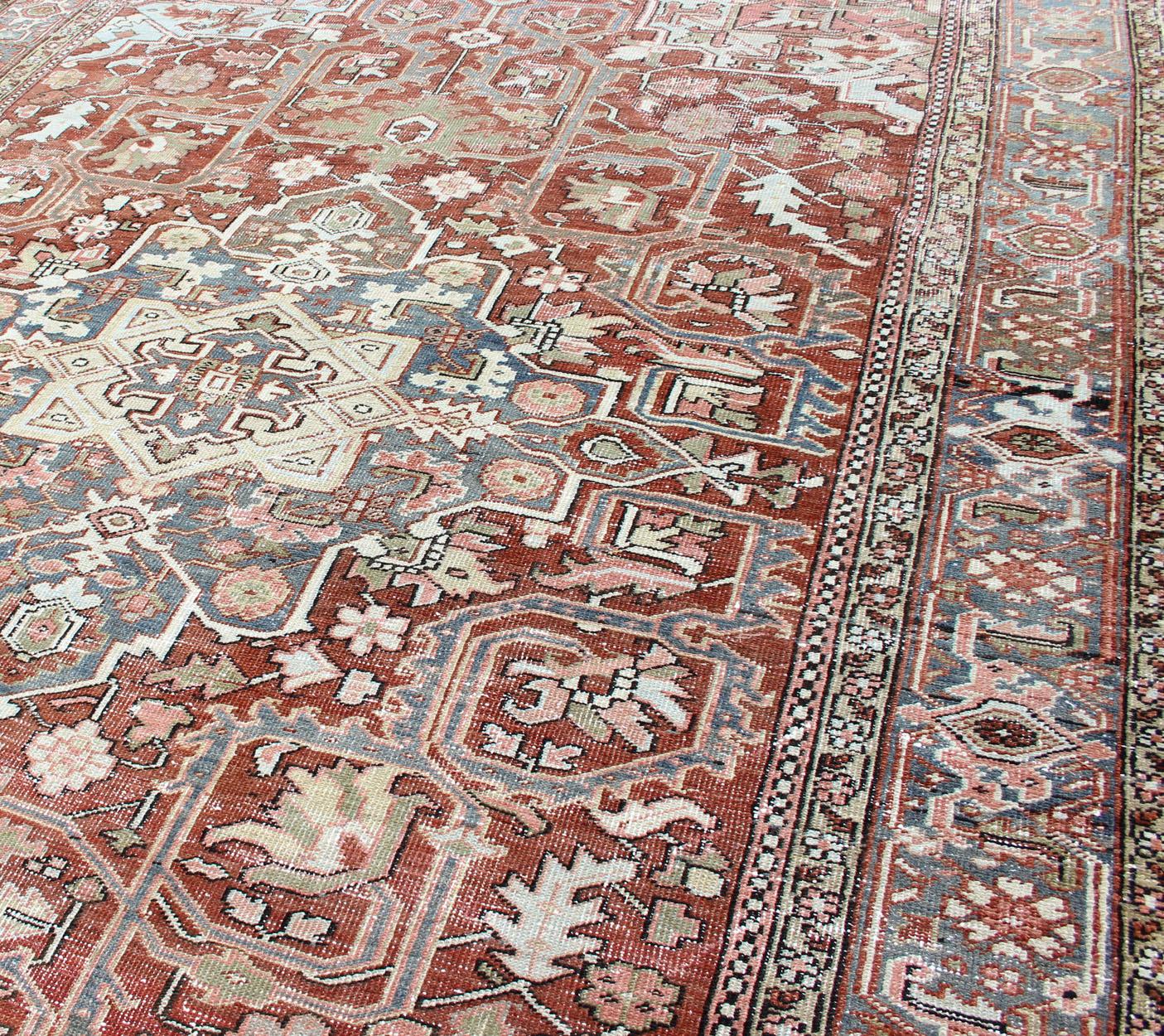 Graublauer, zartgrüner, zartroter persischer Heriz mit geometrischem Medaillonmuster, Teppich M14-0513, Herkunftsland / Art: Iran / Heris, um 1930

Dieser persische Heriz weist ein klassisches Multi-Medaillon-Muster auf. Die vertikale Anordnung