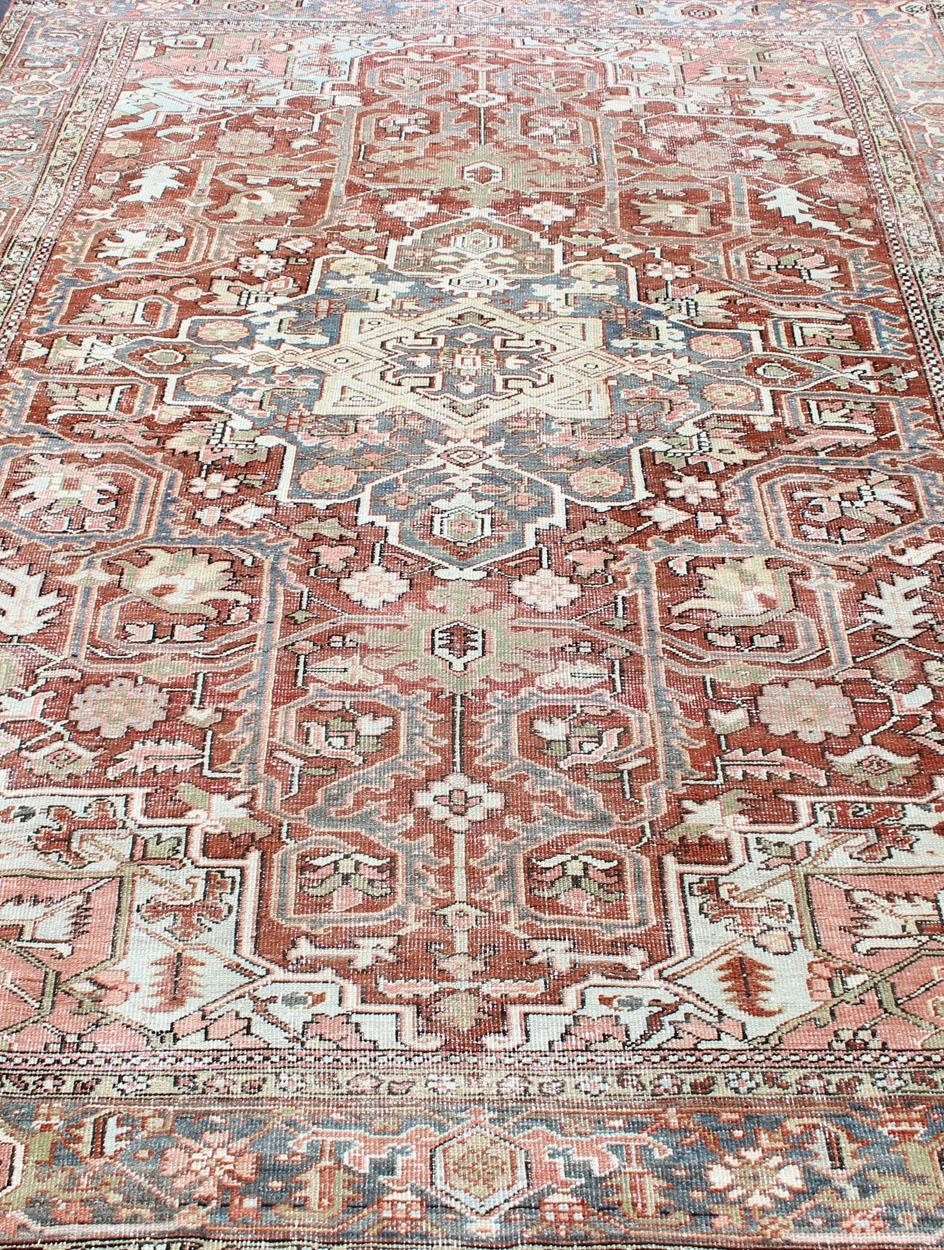 Persischer antiker Heriz in zartem Rot, Grau Blau, Blassgrün und geometrischem Design (Heriz Serapi) im Angebot