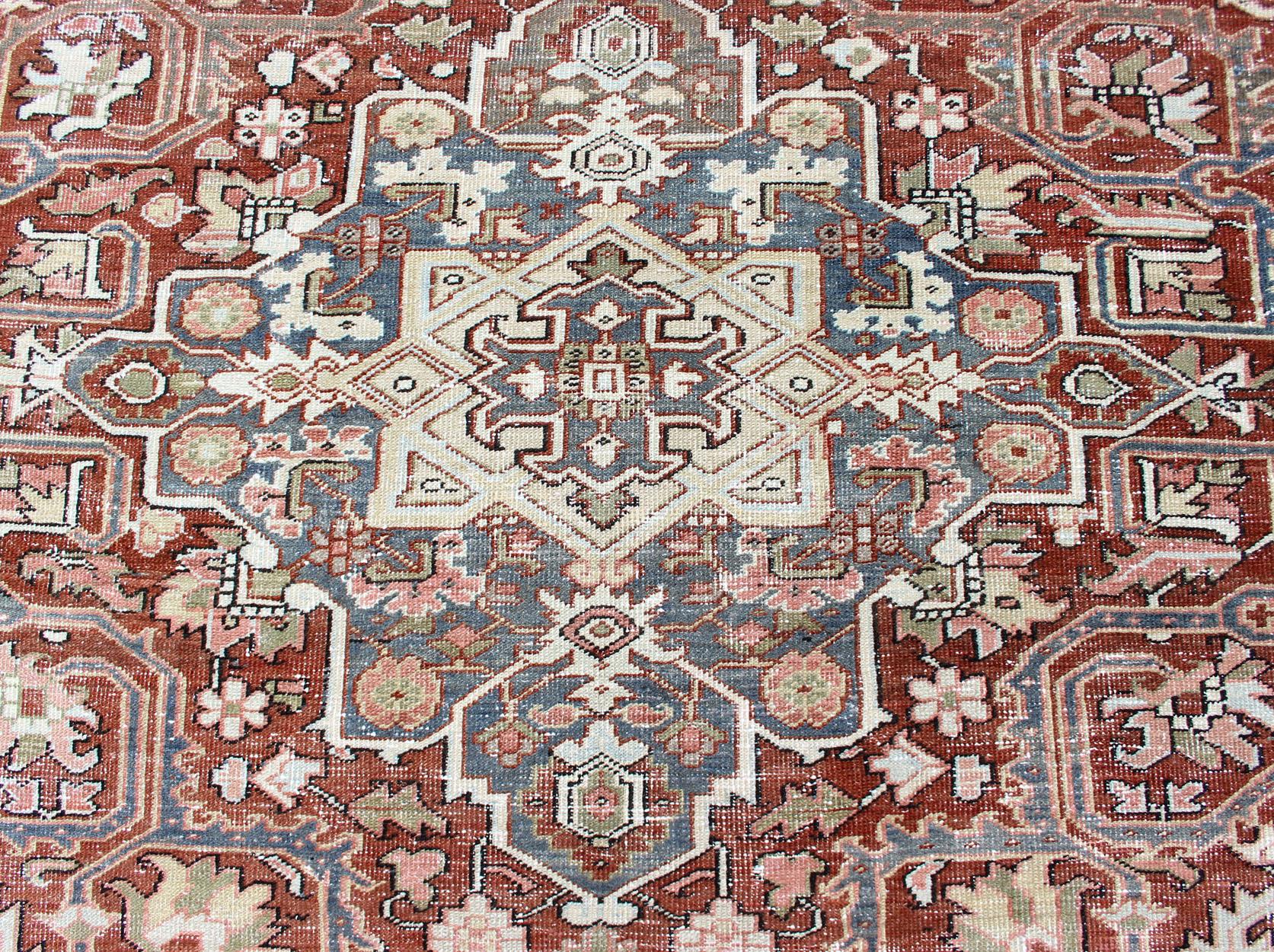 Persischer antiker Heriz in zartem Rot, Grau Blau, Blassgrün und geometrischem Design im Zustand „Gut“ im Angebot in Atlanta, GA