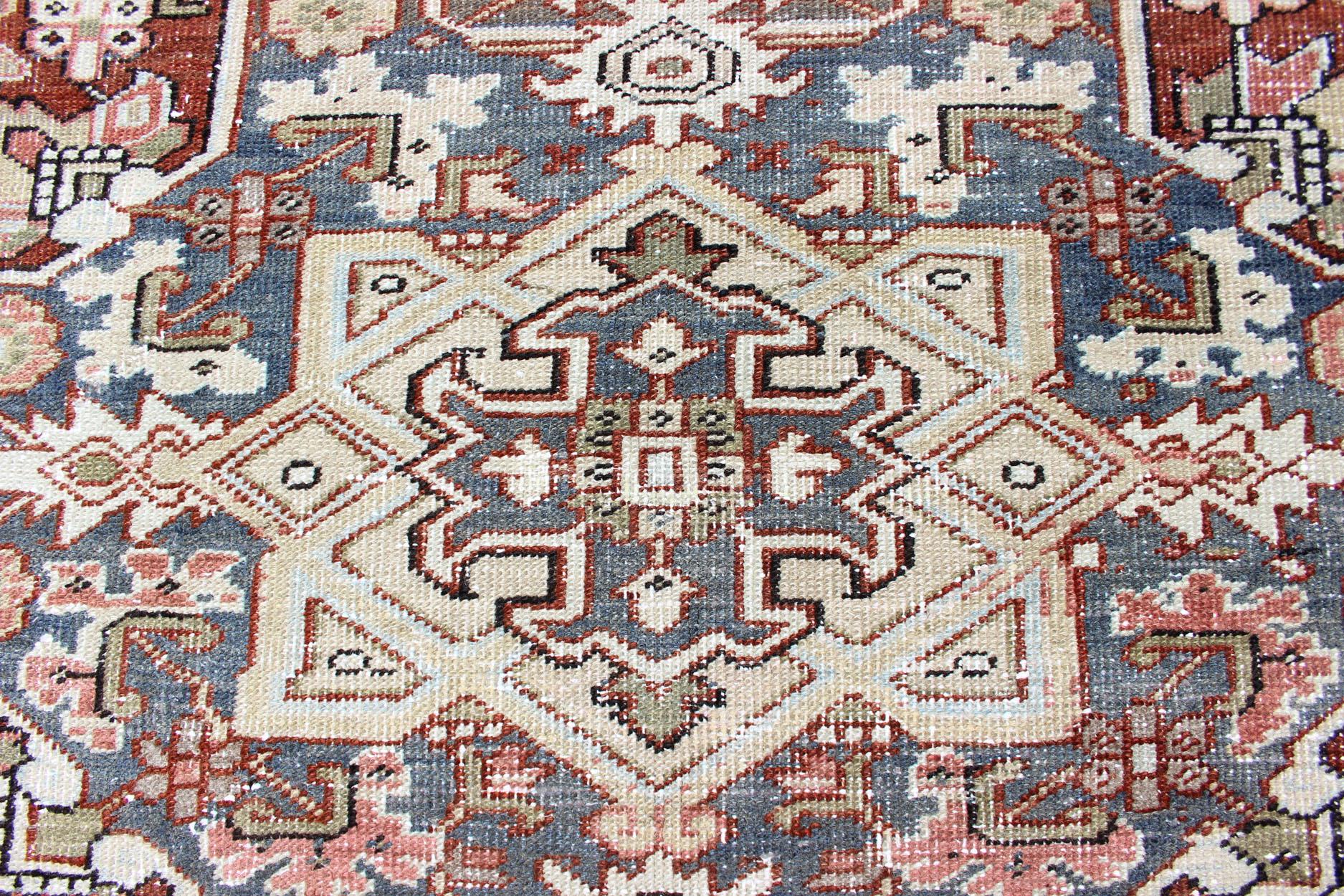 Persischer antiker Heriz in zartem Rot, Grau Blau, Blassgrün und geometrischem Design (20. Jahrhundert) im Angebot