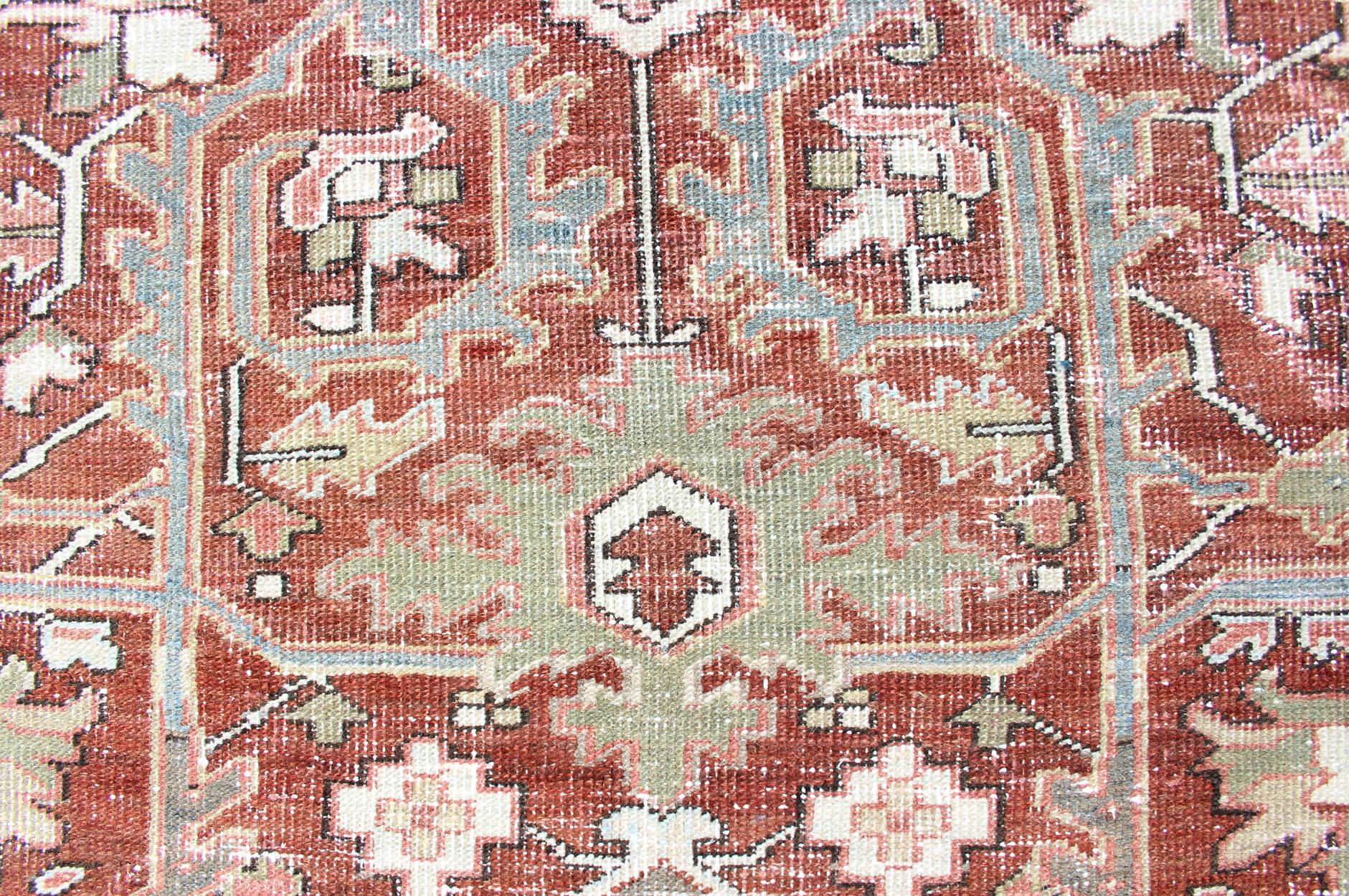 Persischer antiker Heriz in zartem Rot, Grau Blau, Blassgrün und geometrischem Design (Wolle) im Angebot