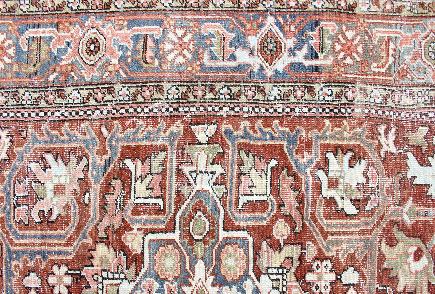 Persischer antiker Heriz in zartem Rot, Grau Blau, Blassgrün und geometrischem Design im Angebot 2