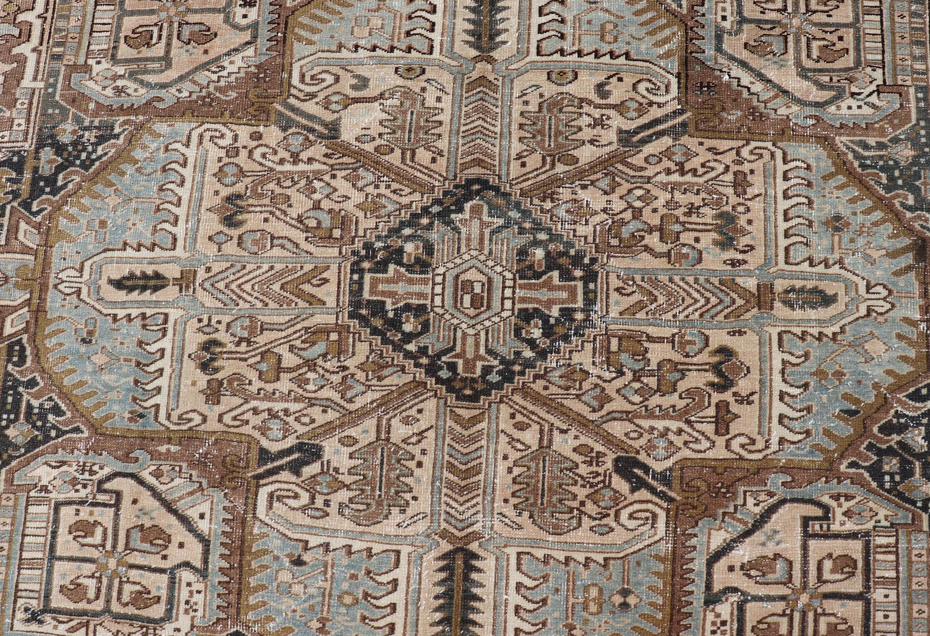 Tapis persan antique Heriz à motifs géométriques dans les tons bleu, havane, crème et Brown en vente 6