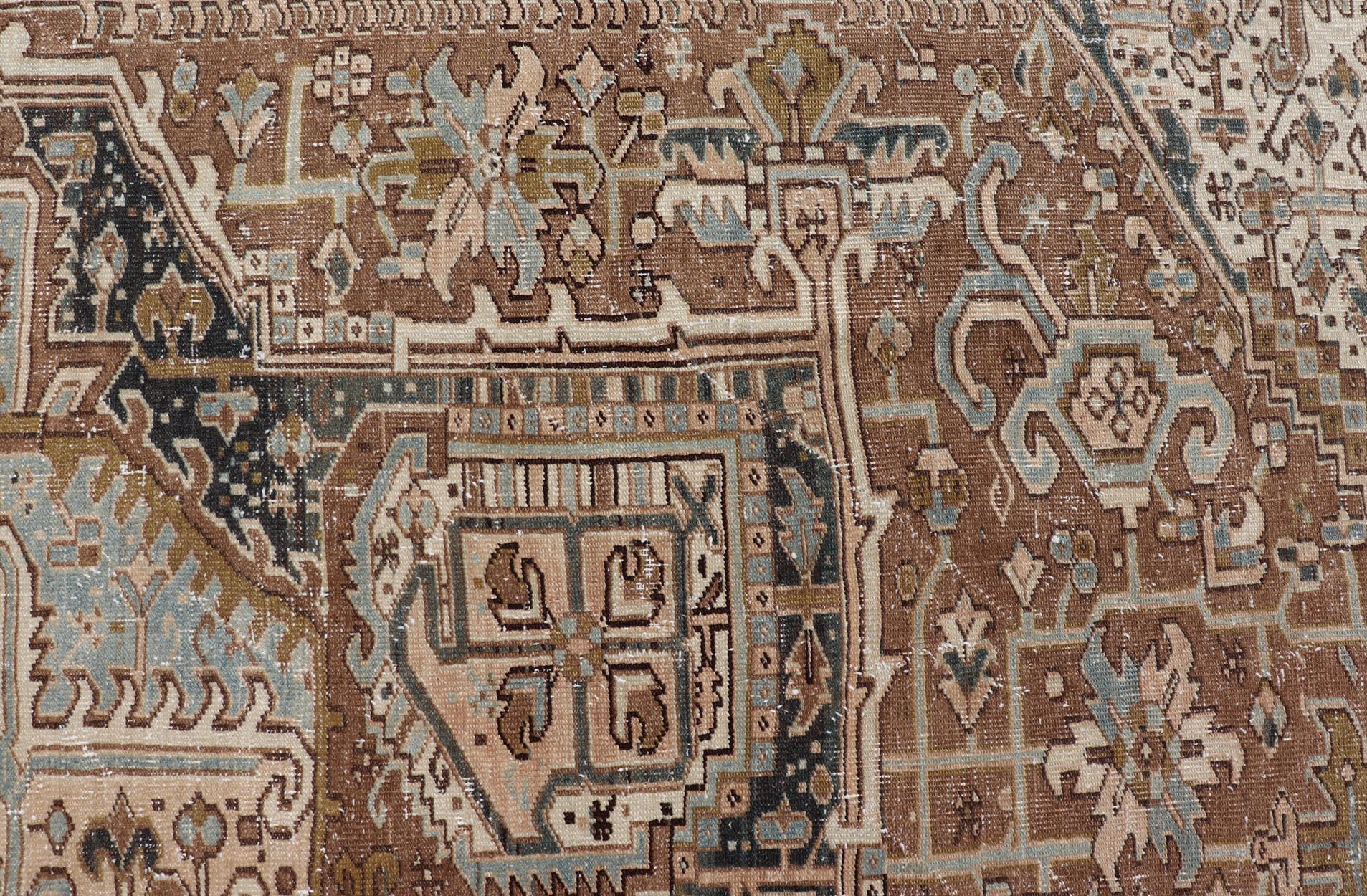 20ième siècle Tapis persan antique Heriz à motifs géométriques dans les tons bleu, havane, crème et Brown en vente
