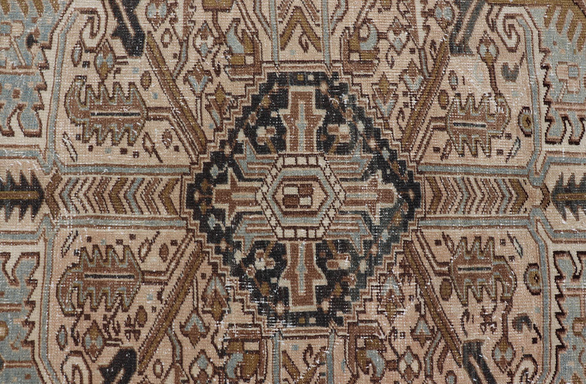 Laine Tapis persan antique Heriz à motifs géométriques dans les tons bleu, havane, crème et Brown en vente