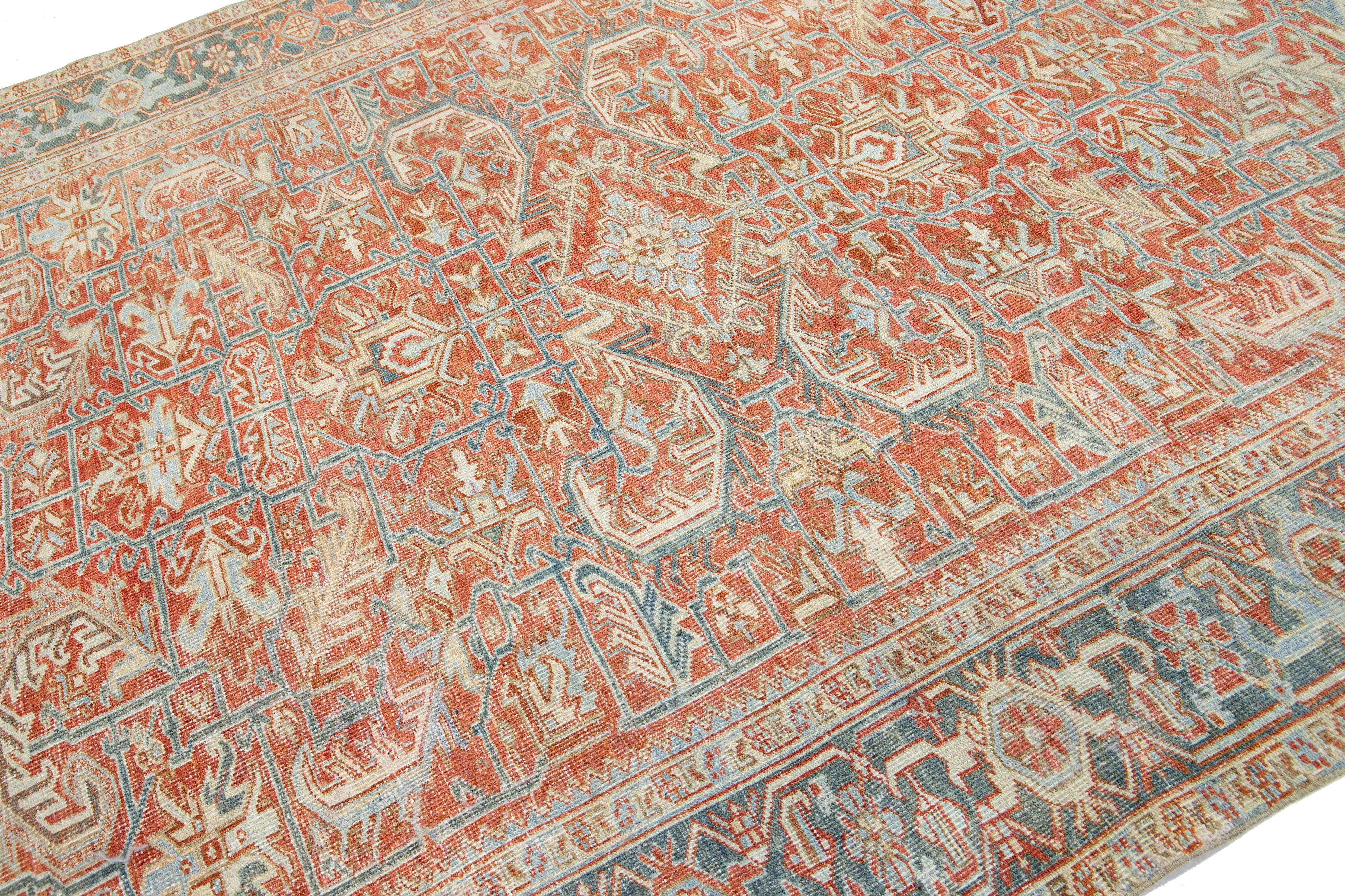 Persischer antiker Heriz-Wollteppich mit Allover-Design mit rostfarbenem Farbfeld (Heriz Serapi) im Angebot