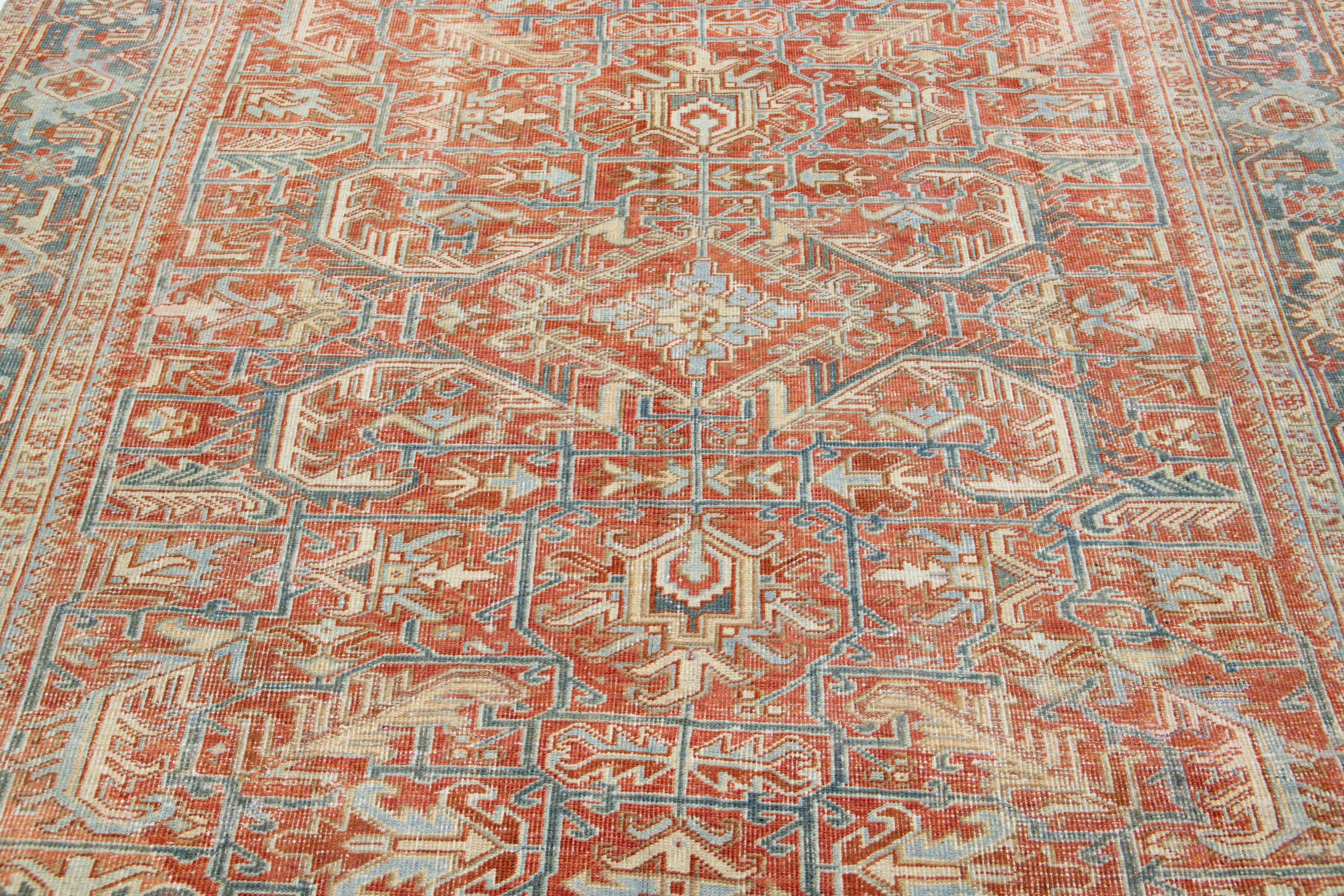 Persischer antiker Heriz-Wollteppich mit Allover-Design mit rostfarbenem Farbfeld (Frühes 20. Jahrhundert) im Angebot