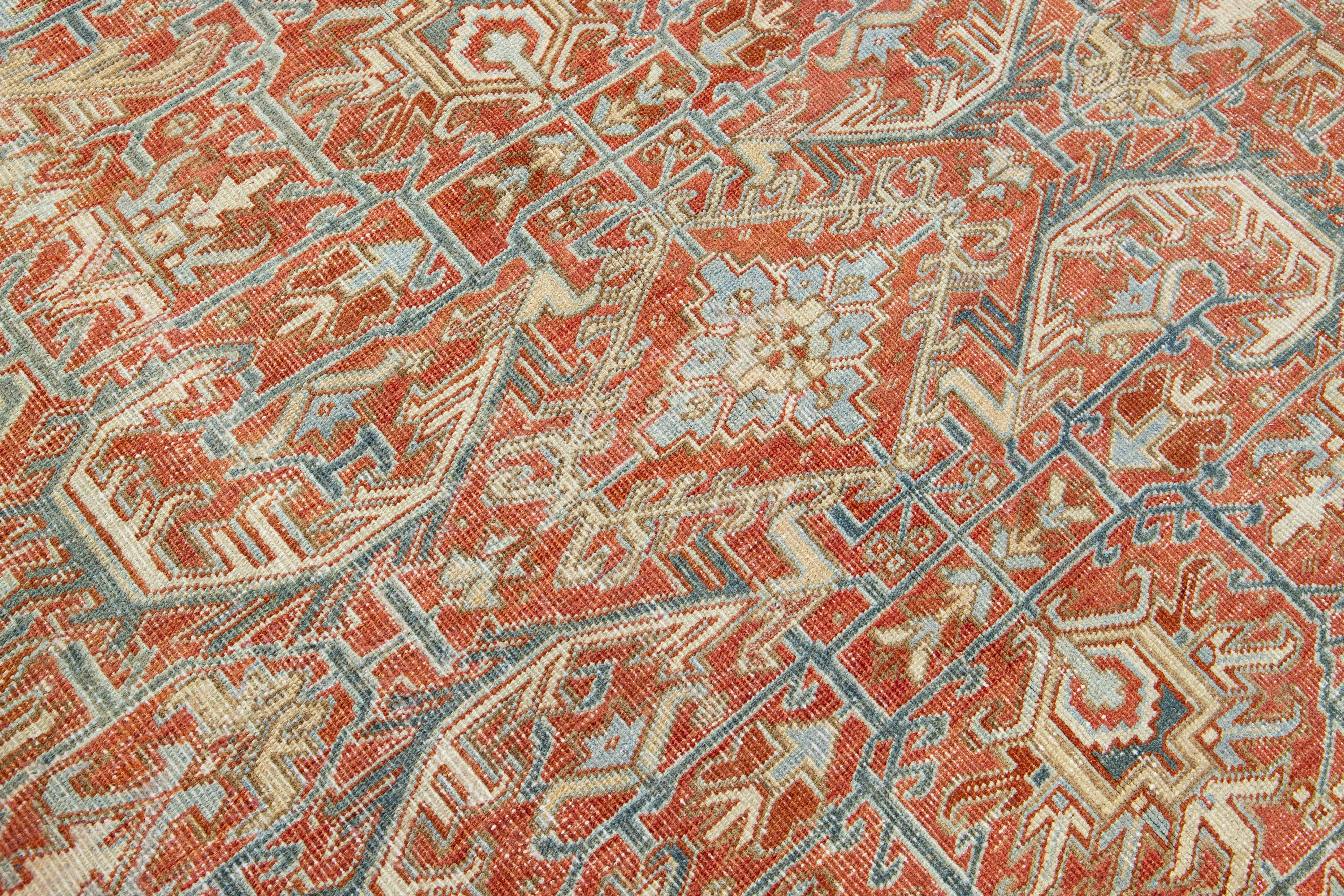 Persischer antiker Heriz-Wollteppich mit Allover-Design mit rostfarbenem Farbfeld (Wolle) im Angebot