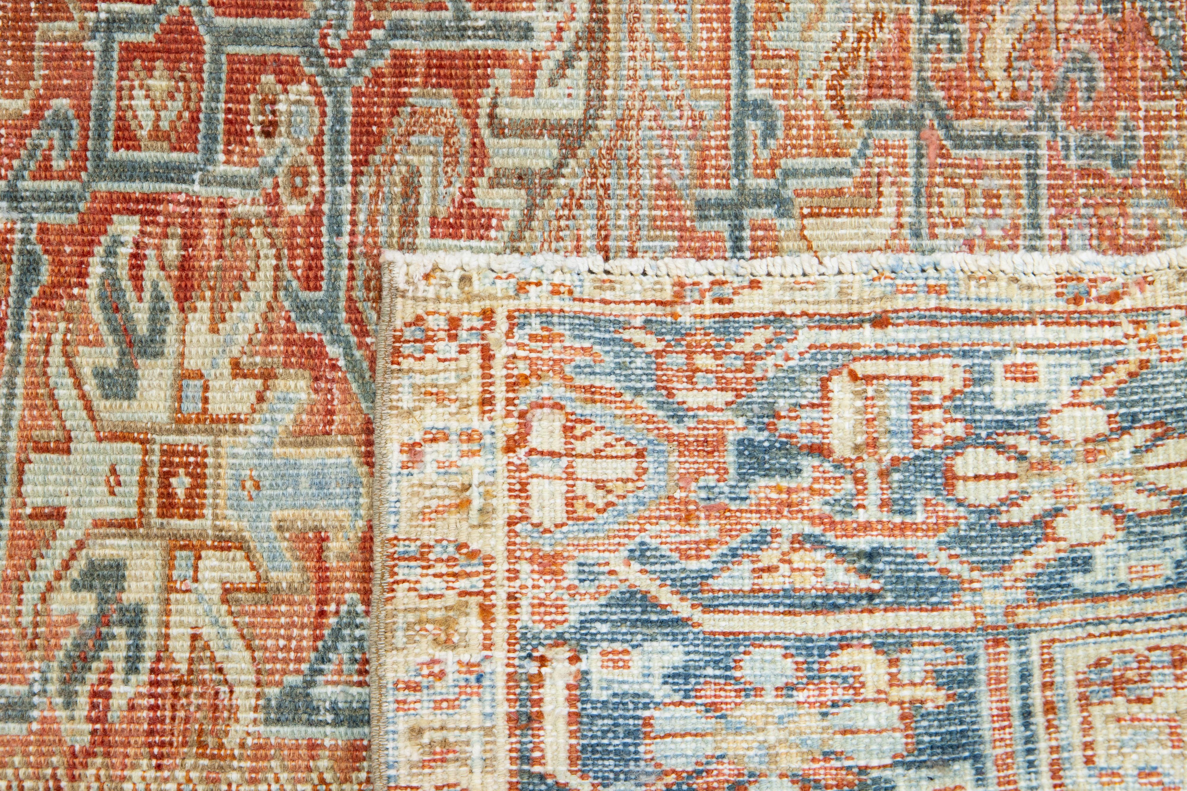 Persischer antiker Heriz-Wollteppich mit Allover-Design mit rostfarbenem Farbfeld im Angebot 1