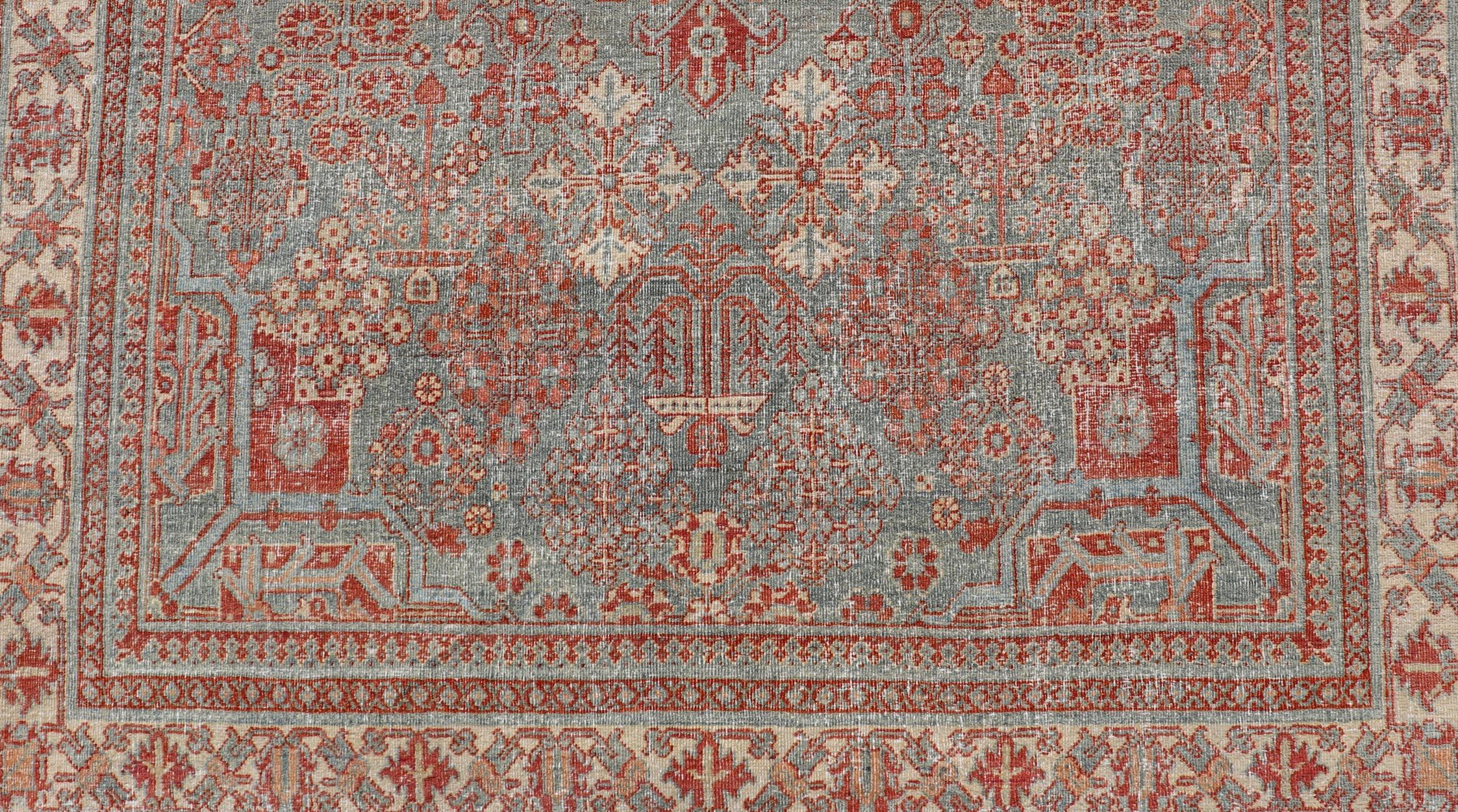 Antiker persischer Joshegan-Teppich mit geometrischem Medaillon-Design in sanftem Rot. Keivan Woven Arts / Teppich EMB-22192-15092, Herkunftsland / Art: Iran / Joshegan, um 1920
Maße: 4'2 x 6'10 
Dieser antike Joshegan-Teppich aus dem Iran der