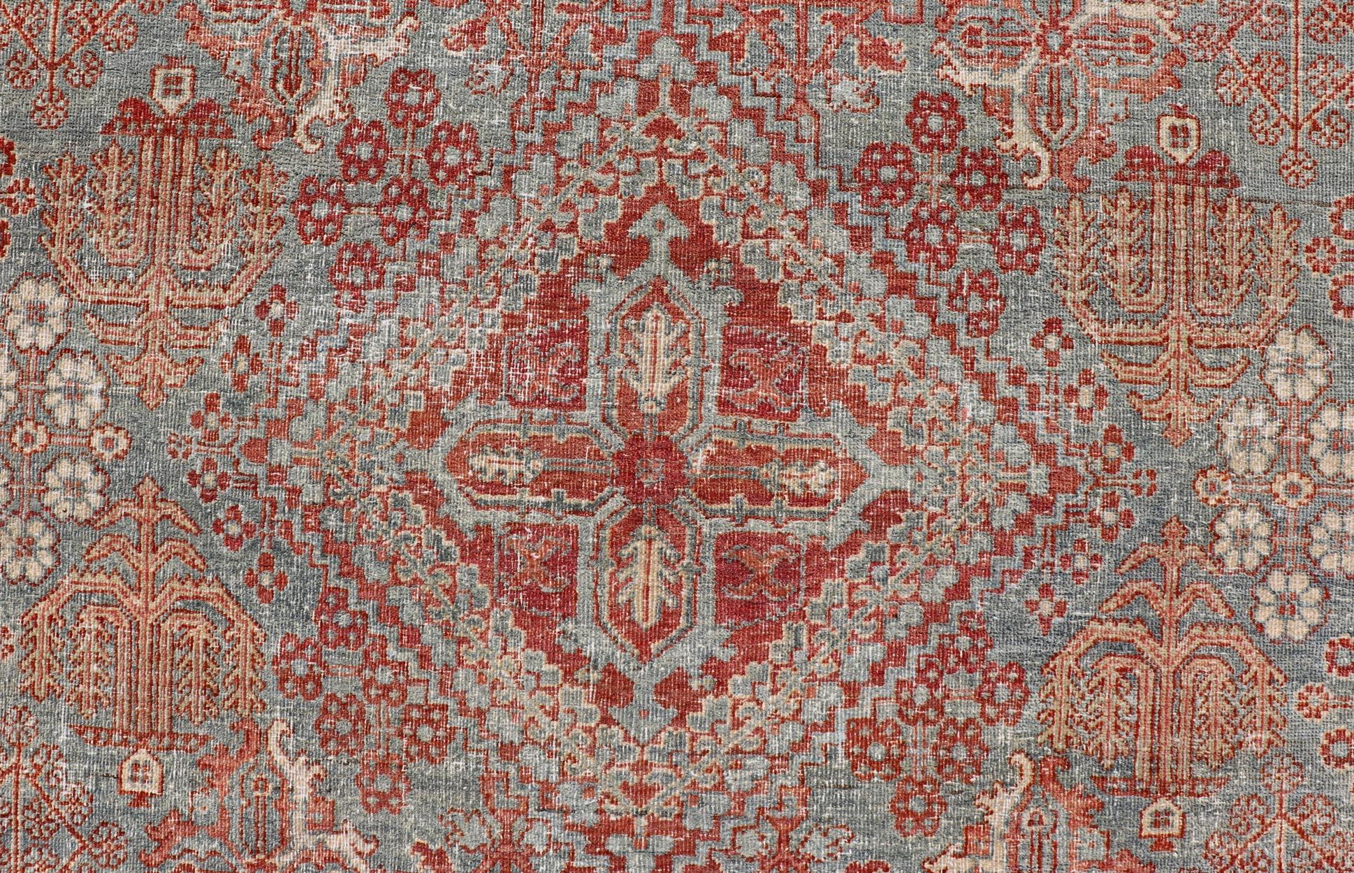 Persischer antiker Joshegan-Teppich mit geometrischem Medaillon-Design in Weichrot (Tabriz) im Angebot