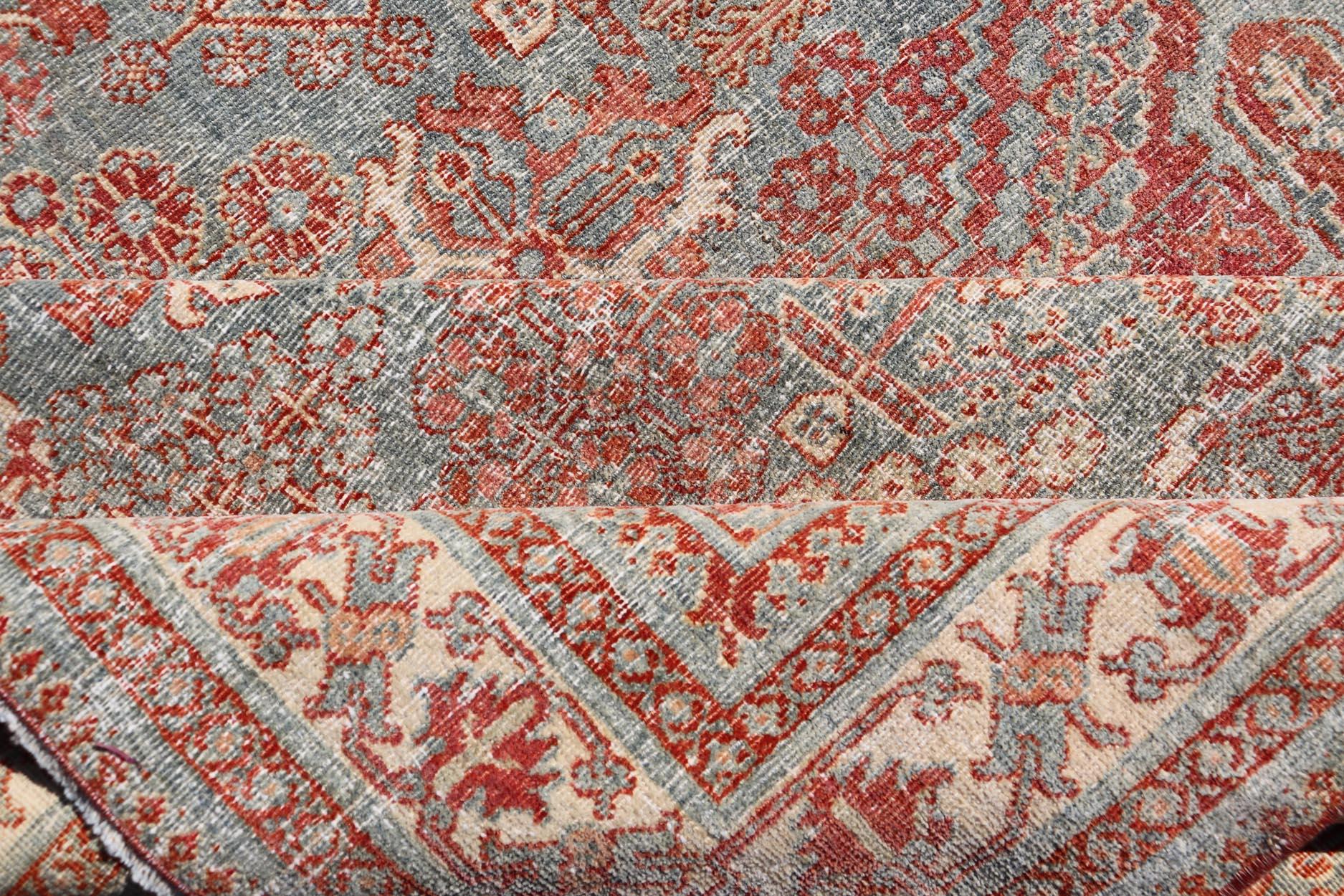 Persischer antiker Joshegan-Teppich mit geometrischem Medaillon-Design in Weichrot im Angebot 1