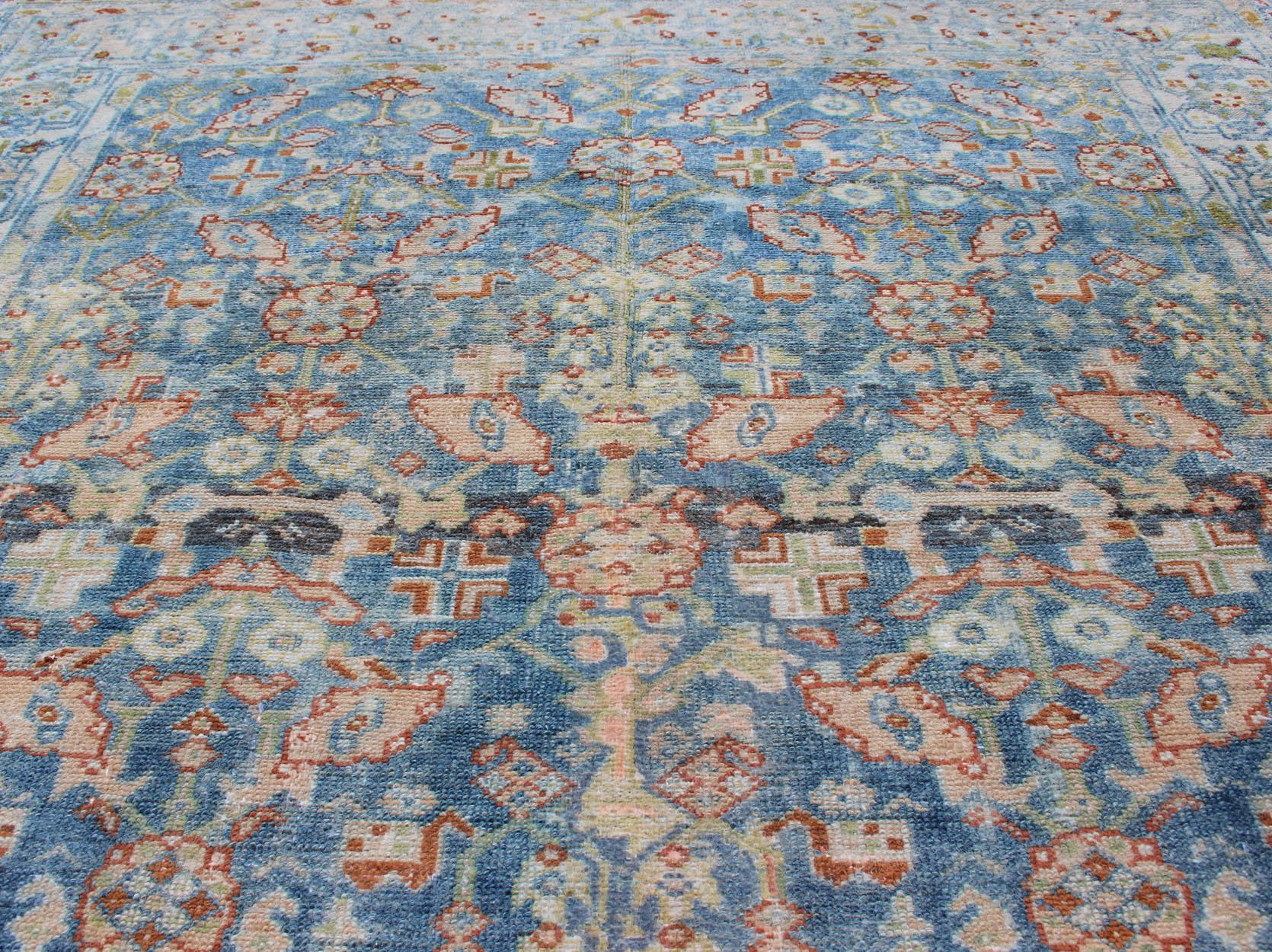 Persischer antiker Malayer-Perserteppich mit All-Over-Design in verschiedenen Blau-, Elfenbein- und Rottönen 1
