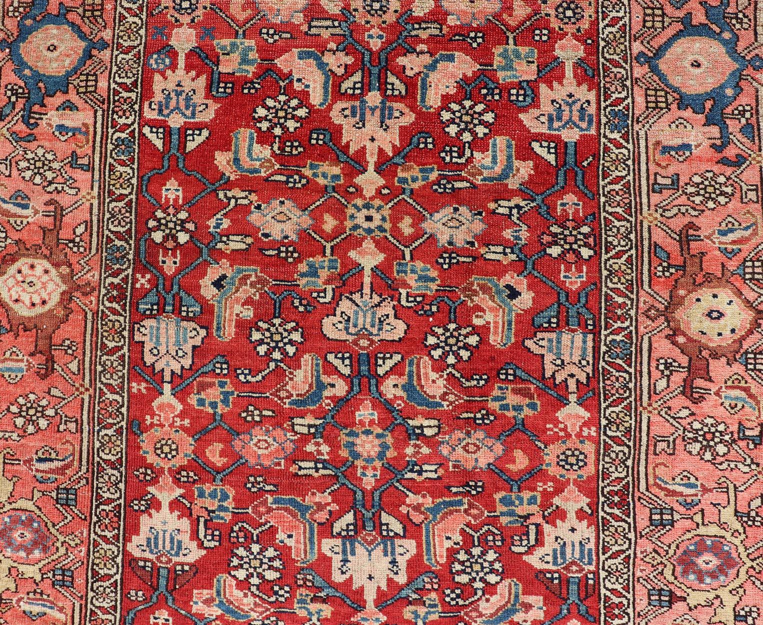 Tapis persan ancien Malayer à motifs géométriques colorés dans les tons rouges. Keivan Woven Arts / tapis EMB-22127-15023, pays d'origine / type : Iran / Malayer, circa 1920.
Mesures : 4'2 x 6'2 
Cet ancien tapis persan Malayer (vers le début du 20e