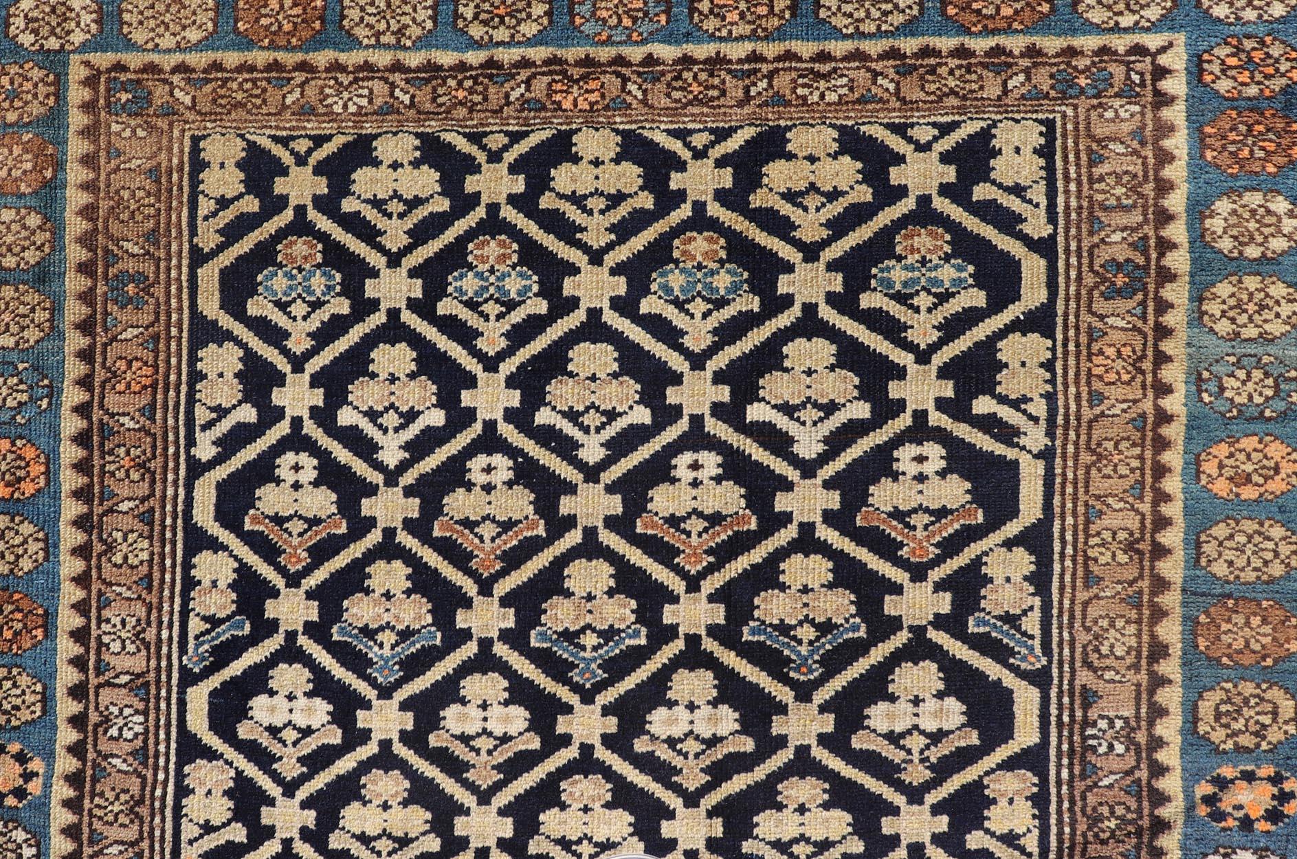 Bleu, bleu foncé, orange et tan Malayer antique rug Persan, Keivan Woven Arts / rug EMB-9710-P13897, pays d'origine / type : Iran / Malayer, circa 1920.

Mesures : 3'9 x 5'4.