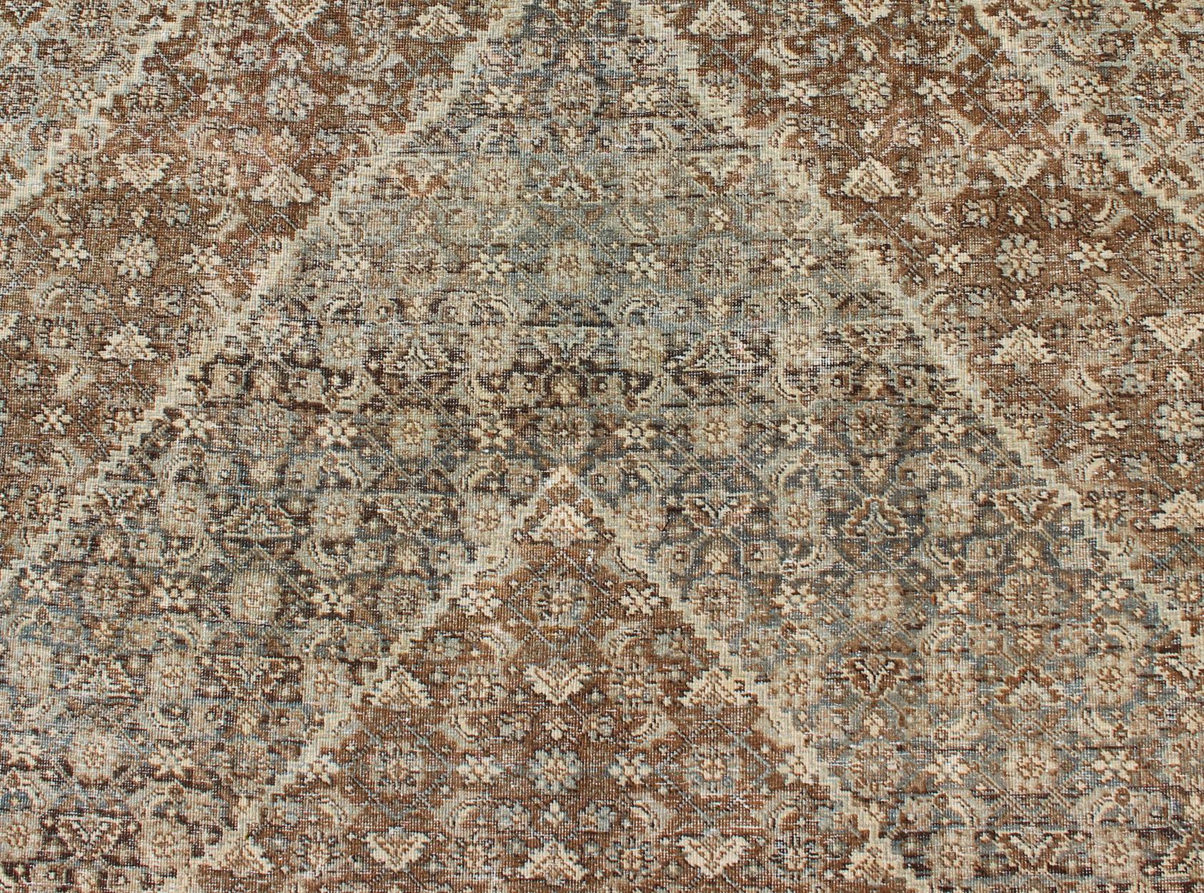 Tabriz persan ancien avec motif géométrique en losanges superposés dans des tons terreux en vente 3