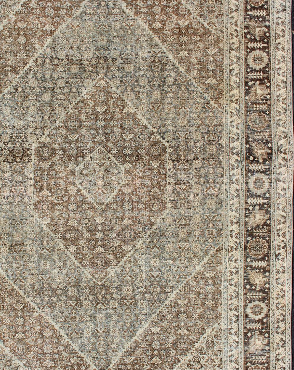 Tapis ancien de Tabriz aux motifs géométriques floraux dans des tons naturels, tapis SUS-1908-13, pays d'origine / type : Iran / Tabriz, vers 1920

Ce tapis de Tabriz ancien des années 1920, originaire de Perse, présente un champ de diamants