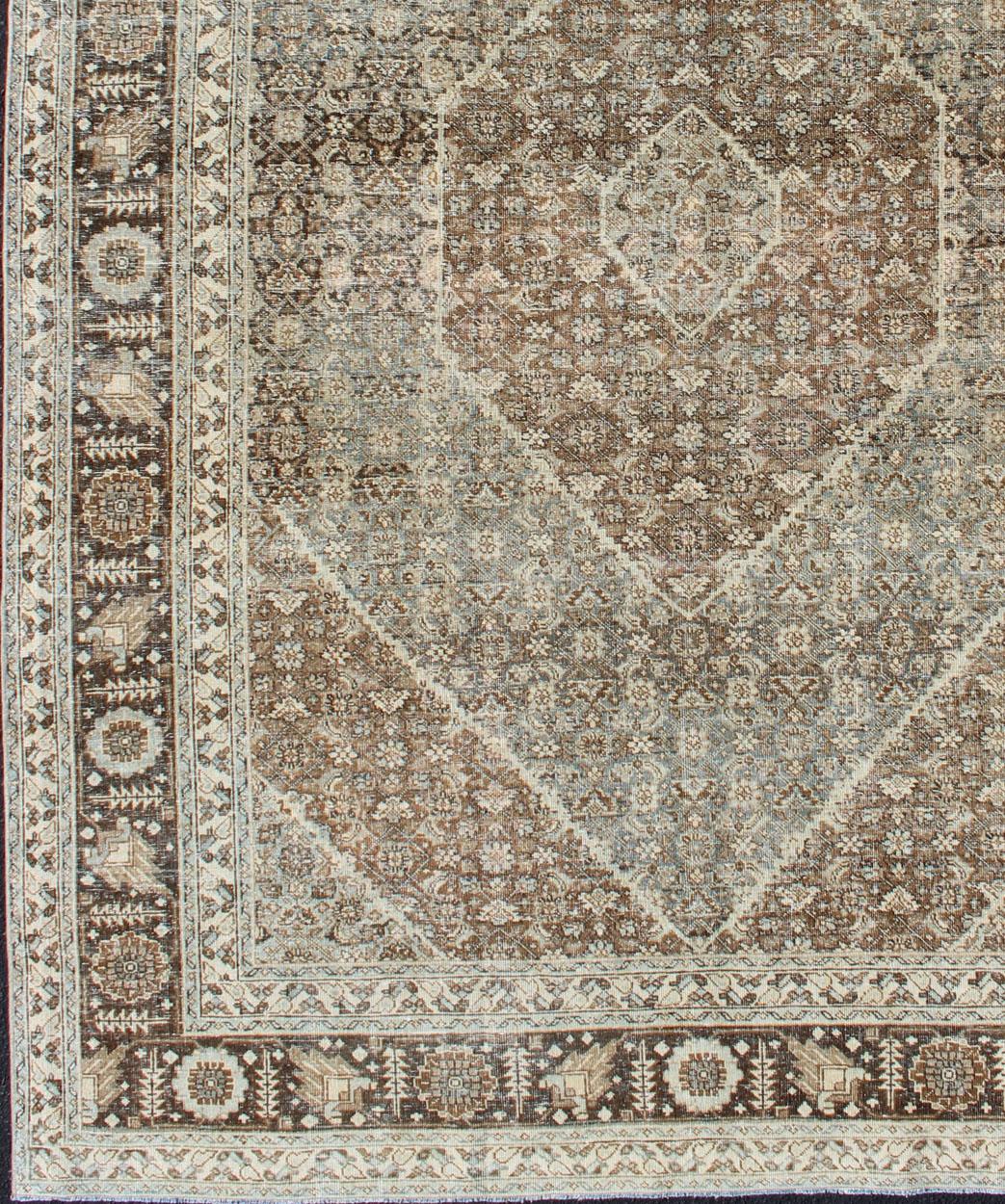 Perse Tabriz persan ancien avec motif géométrique en losanges superposés dans des tons terreux en vente