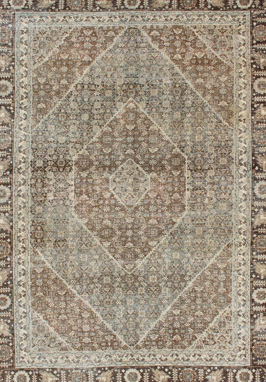 Noué à la main Tabriz persan ancien avec motif géométrique en losanges superposés dans des tons terreux en vente