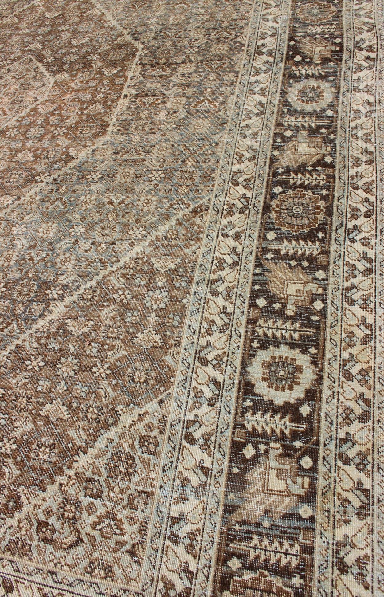 Début du 20ème siècle Tabriz persan ancien avec motif géométrique en losanges superposés dans des tons terreux en vente
