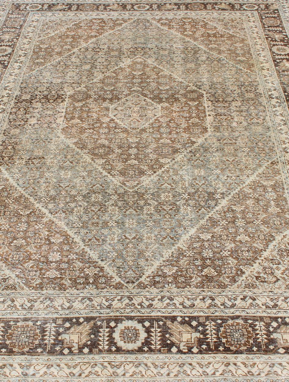 Laine Tabriz persan ancien avec motif géométrique en losanges superposés dans des tons terreux en vente