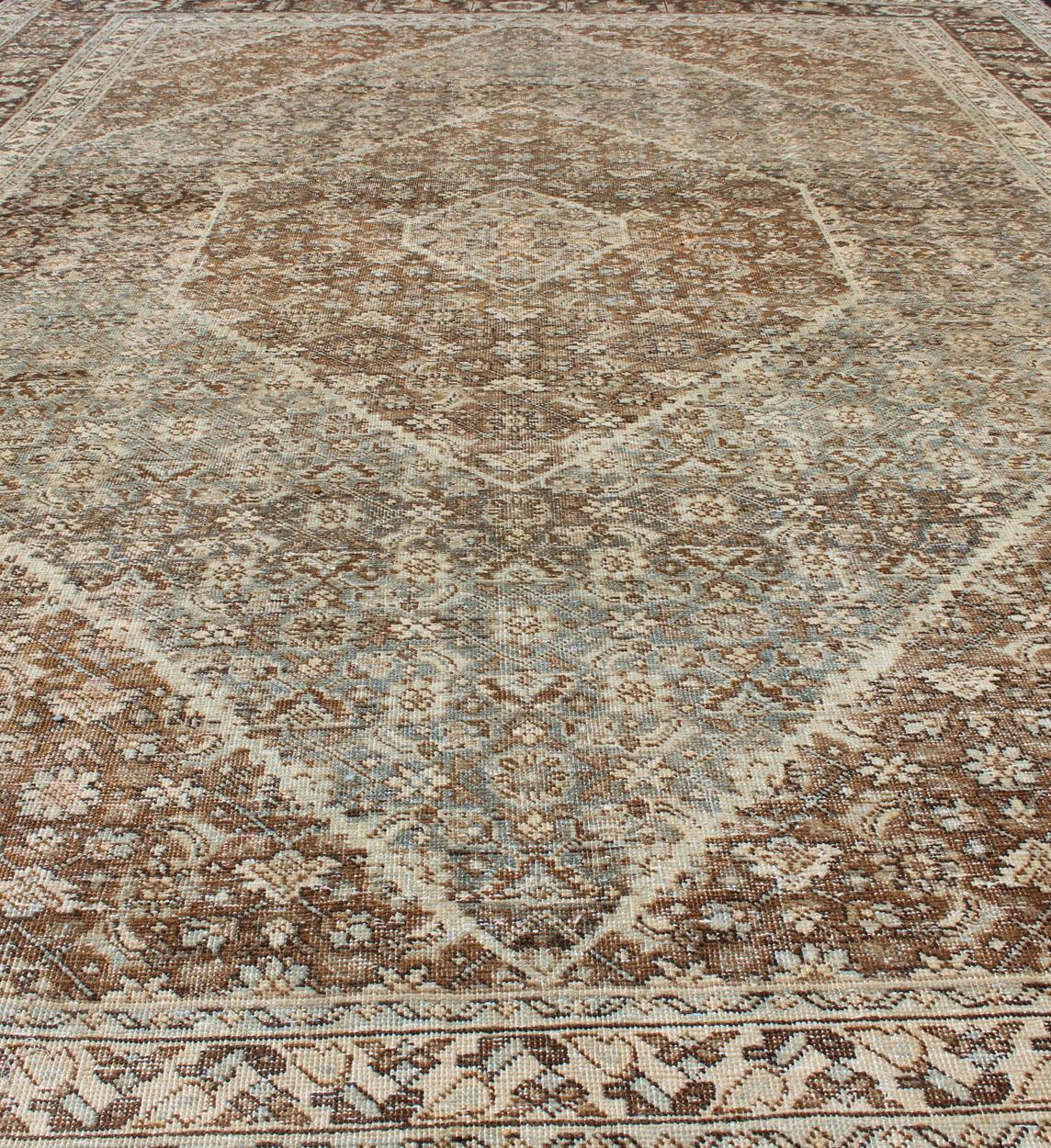 Tabriz persan ancien avec motif géométrique en losanges superposés dans des tons terreux en vente 1