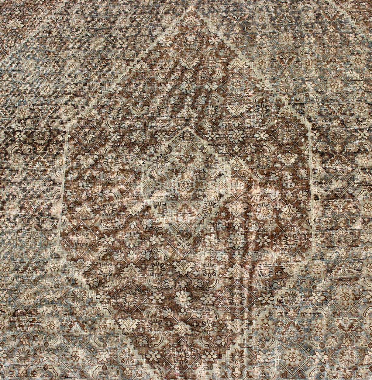 Tabriz persan ancien avec motif géométrique en losanges superposés dans des tons terreux en vente 2